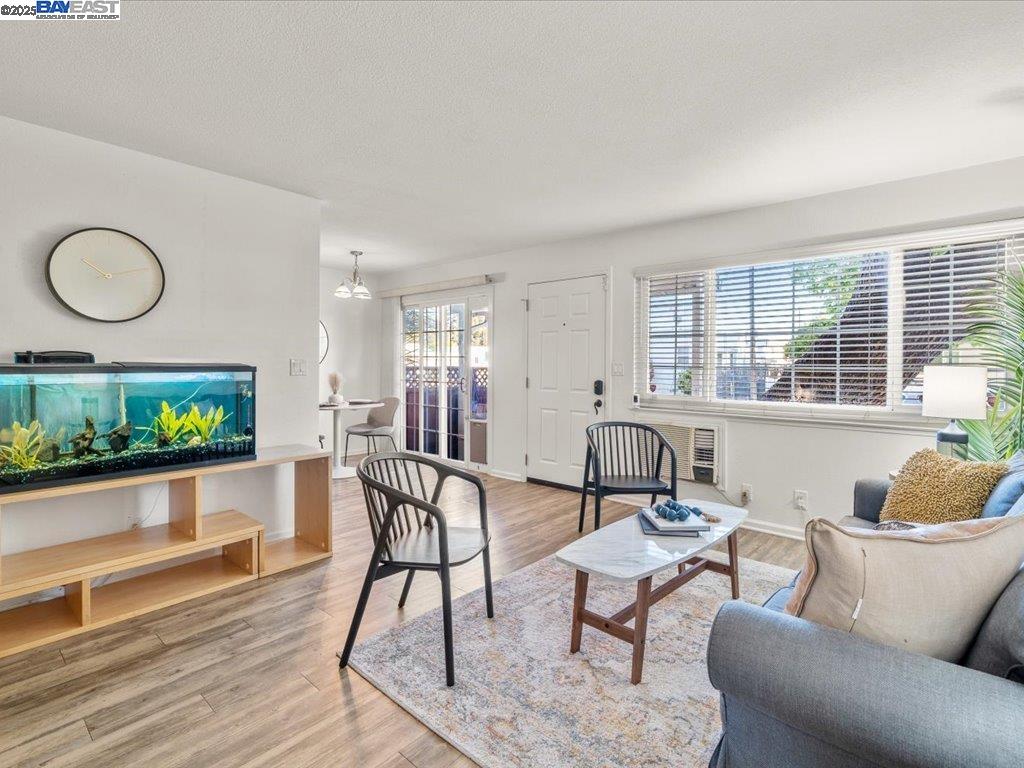Detail Gallery Image 4 of 24 For 700 Fargo #1,  San Leandro,  CA 94579-1234 - 3 Beds | 1/2 Baths