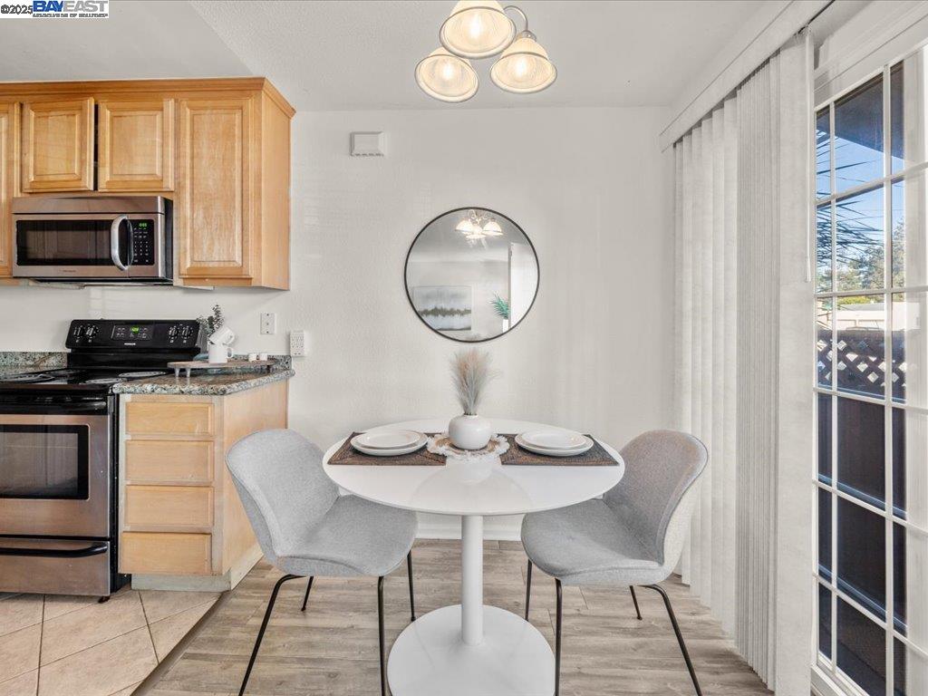 Detail Gallery Image 6 of 24 For 700 Fargo #1,  San Leandro,  CA 94579-1234 - 3 Beds | 1/2 Baths