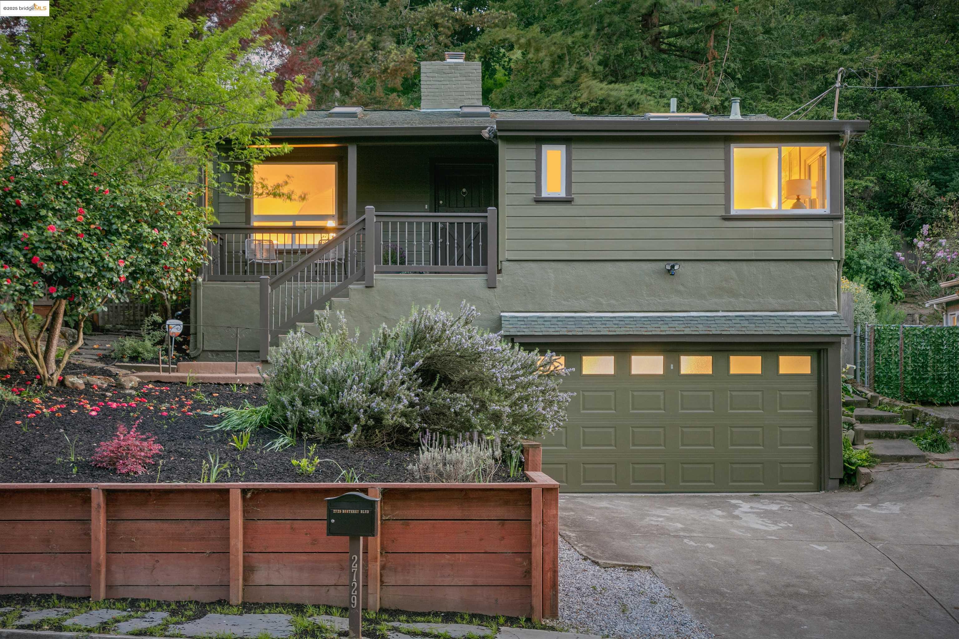 Detail Gallery Image 1 of 1 For 2729 Monterey Blvd, Oakland,  CA 94602 - 3 Beds | 1 Baths