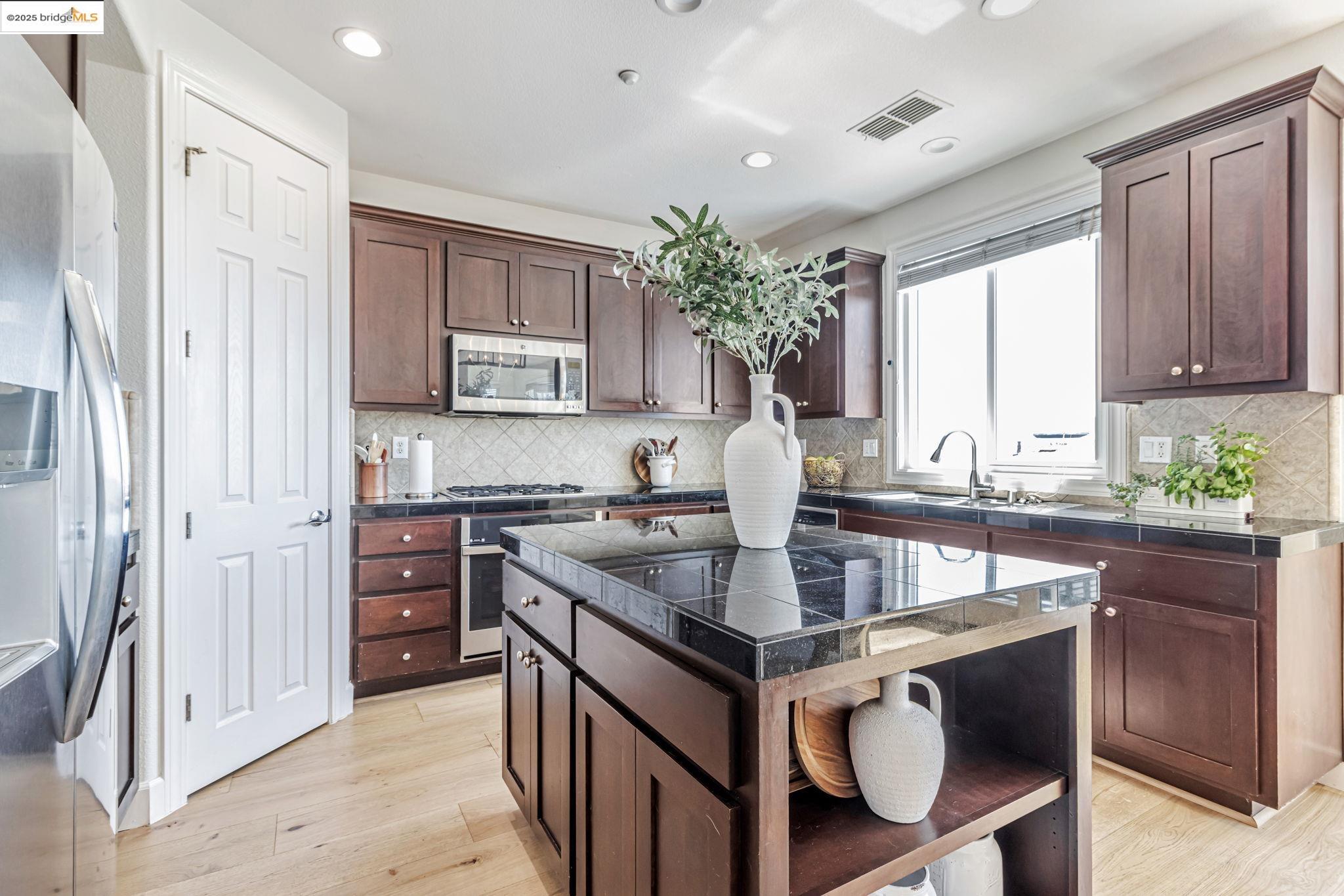 Detail Gallery Image 11 of 47 For 104 Seacliff Court, Richmond,  CA 94801 - 3 Beds | 2/1 Baths