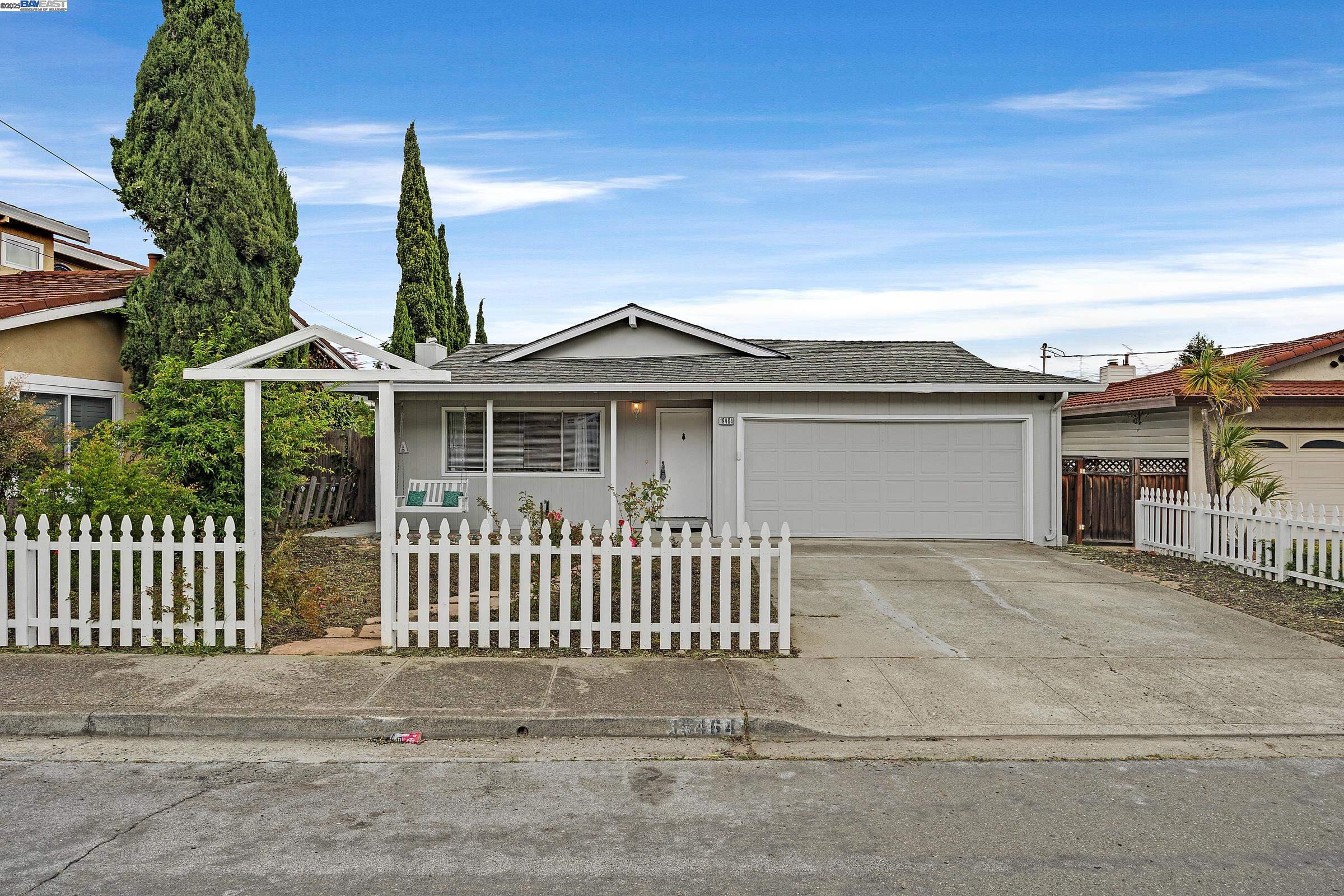 Detail Gallery Image 1 of 41 For 19464 Yuma St, Castro Valley,  CA 94546 - 5 Beds | 3/1 Baths