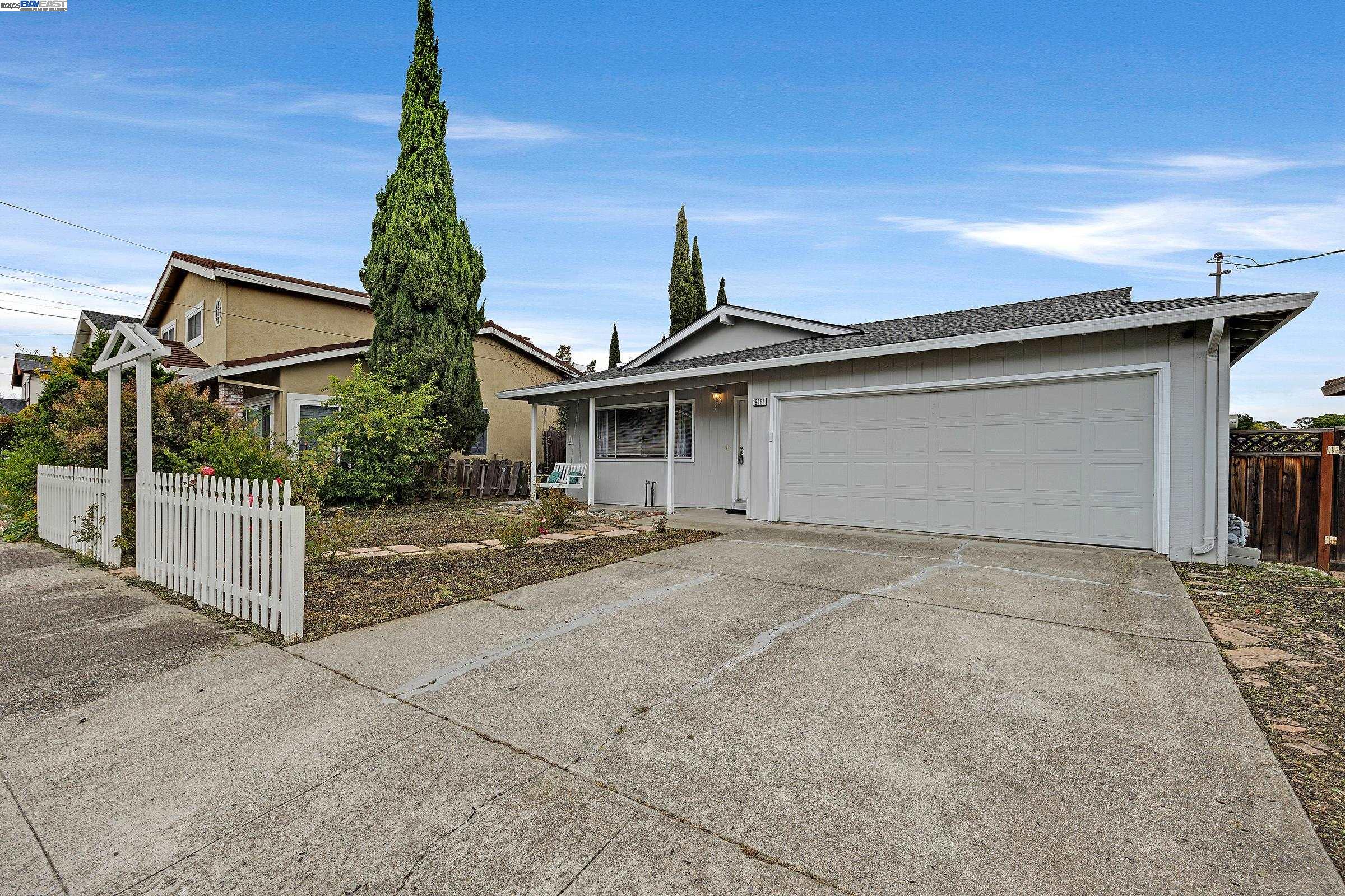 Detail Gallery Image 2 of 41 For 19464 Yuma St, Castro Valley,  CA 94546 - 5 Beds | 3/1 Baths