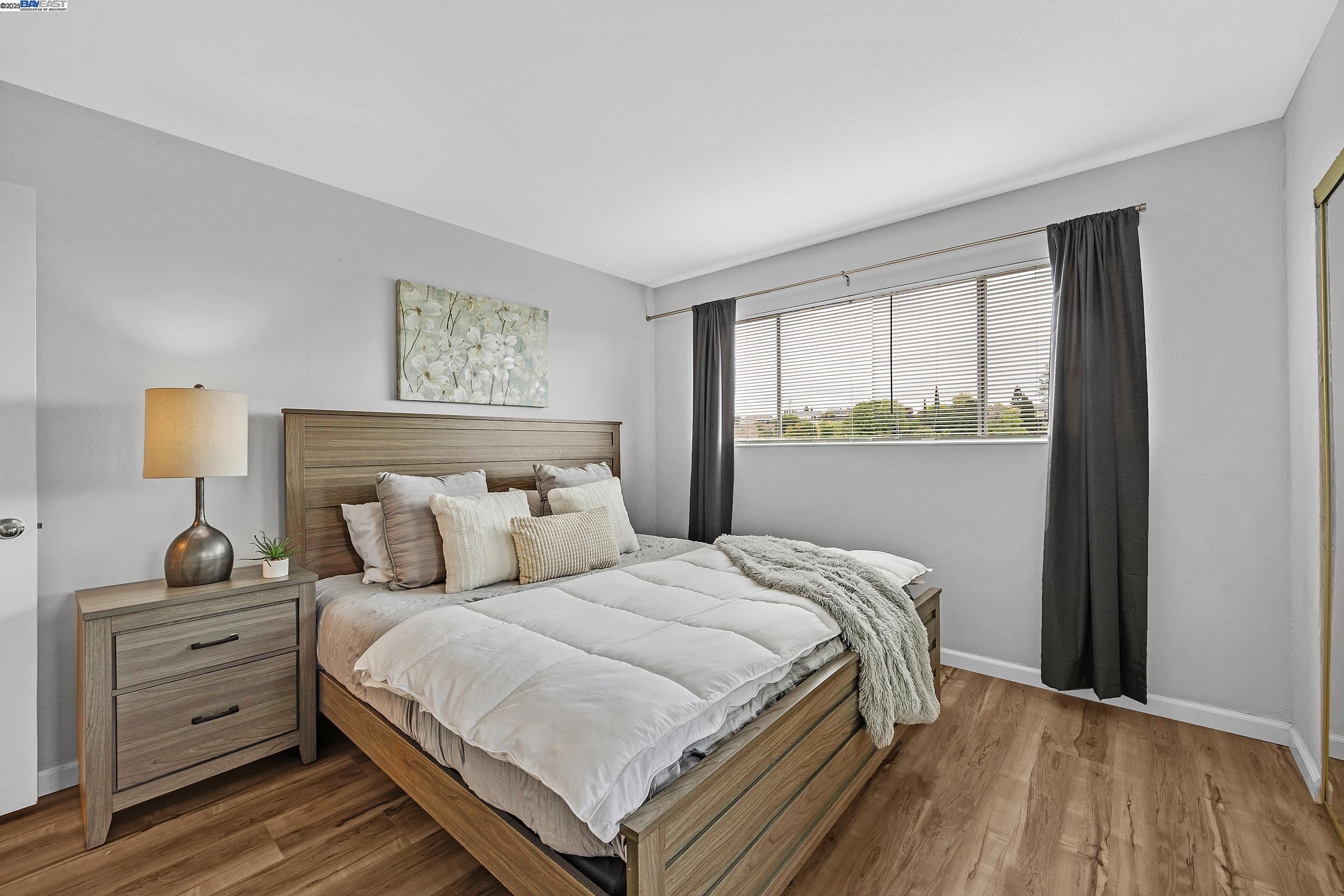 Detail Gallery Image 10 of 41 For 19464 Yuma St, Castro Valley,  CA 94546 - 5 Beds | 3/1 Baths
