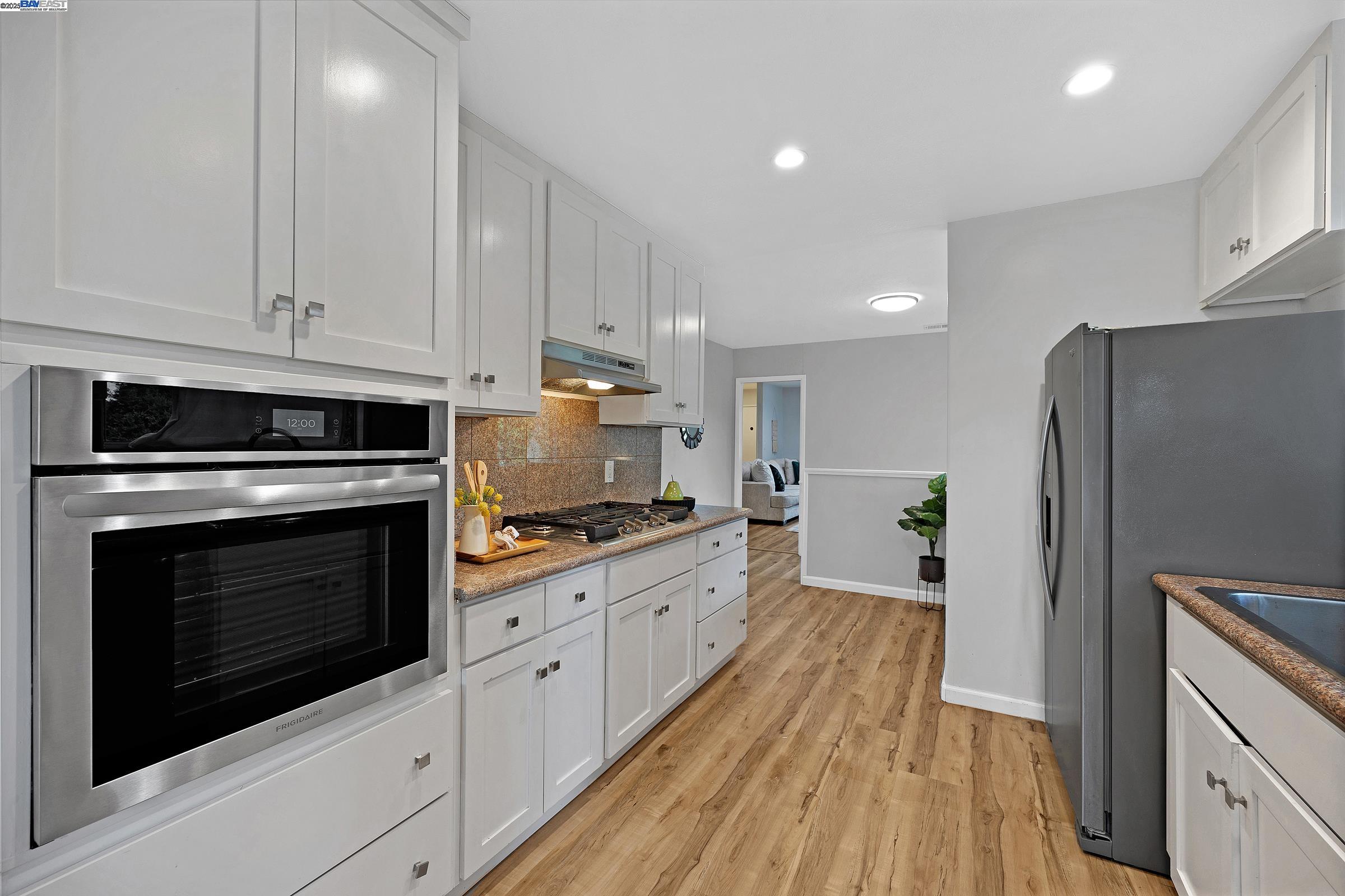 Detail Gallery Image 18 of 41 For 19464 Yuma St, Castro Valley,  CA 94546 - 5 Beds | 3/1 Baths