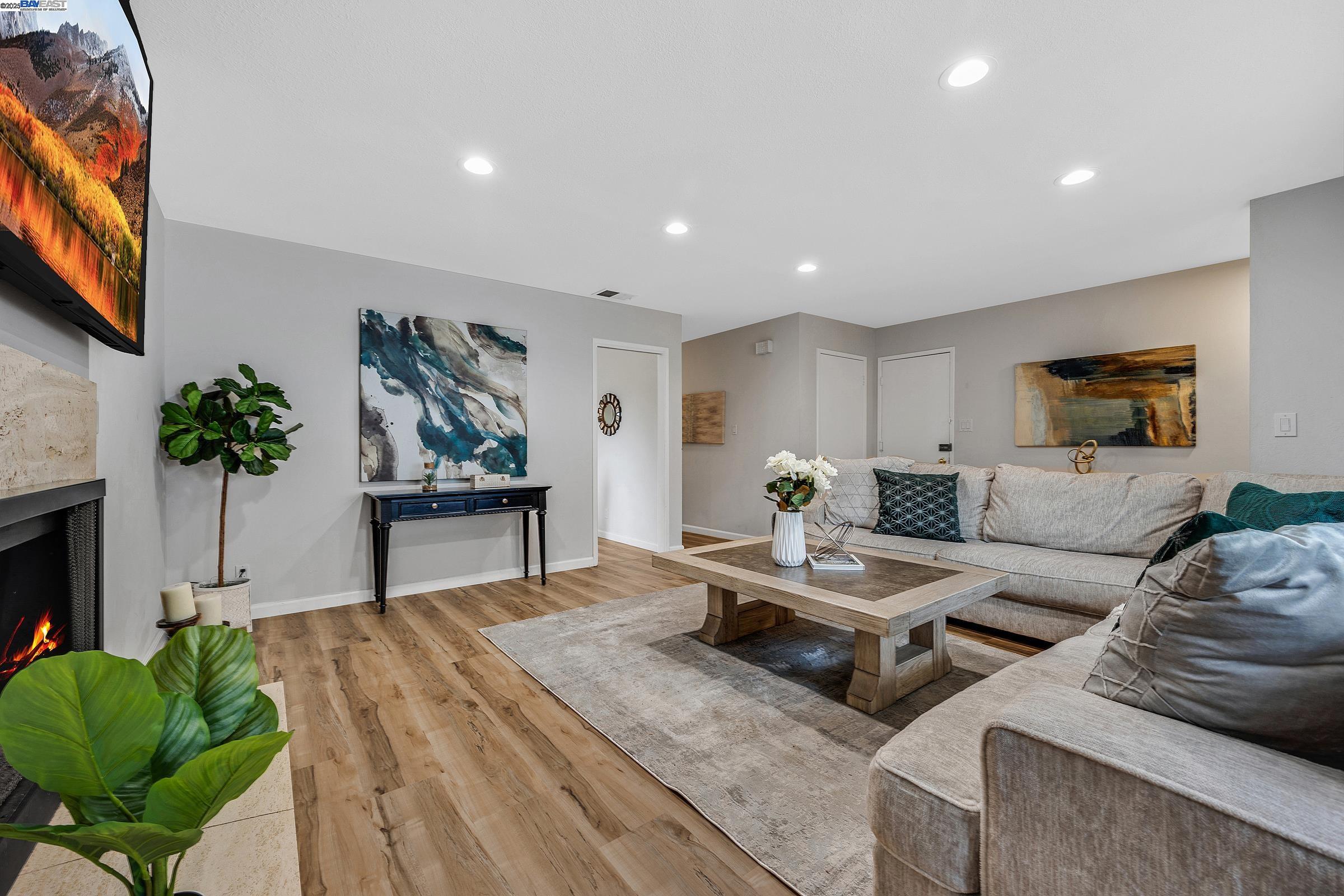 Detail Gallery Image 4 of 41 For 19464 Yuma St, Castro Valley,  CA 94546 - 5 Beds | 3/1 Baths