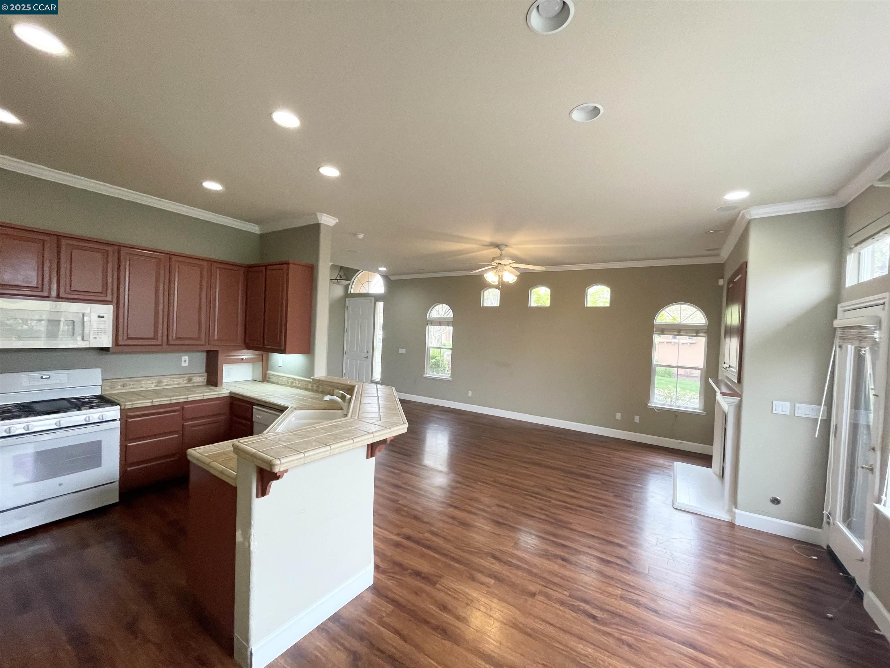 Detail Gallery Image 6 of 23 For 7104 Majestic Ct, Vallejo,  CA 94591 - 2 Beds | 2 Baths
