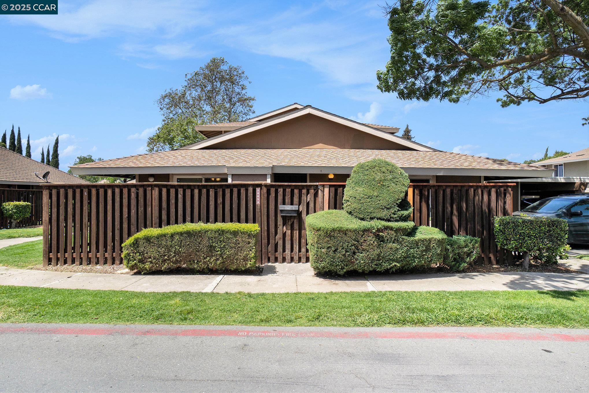 Detail Gallery Image 9 of 16 For 2065 Olivera Rd a,  Concord,  CA 94520 - 2 Beds | 1 Baths