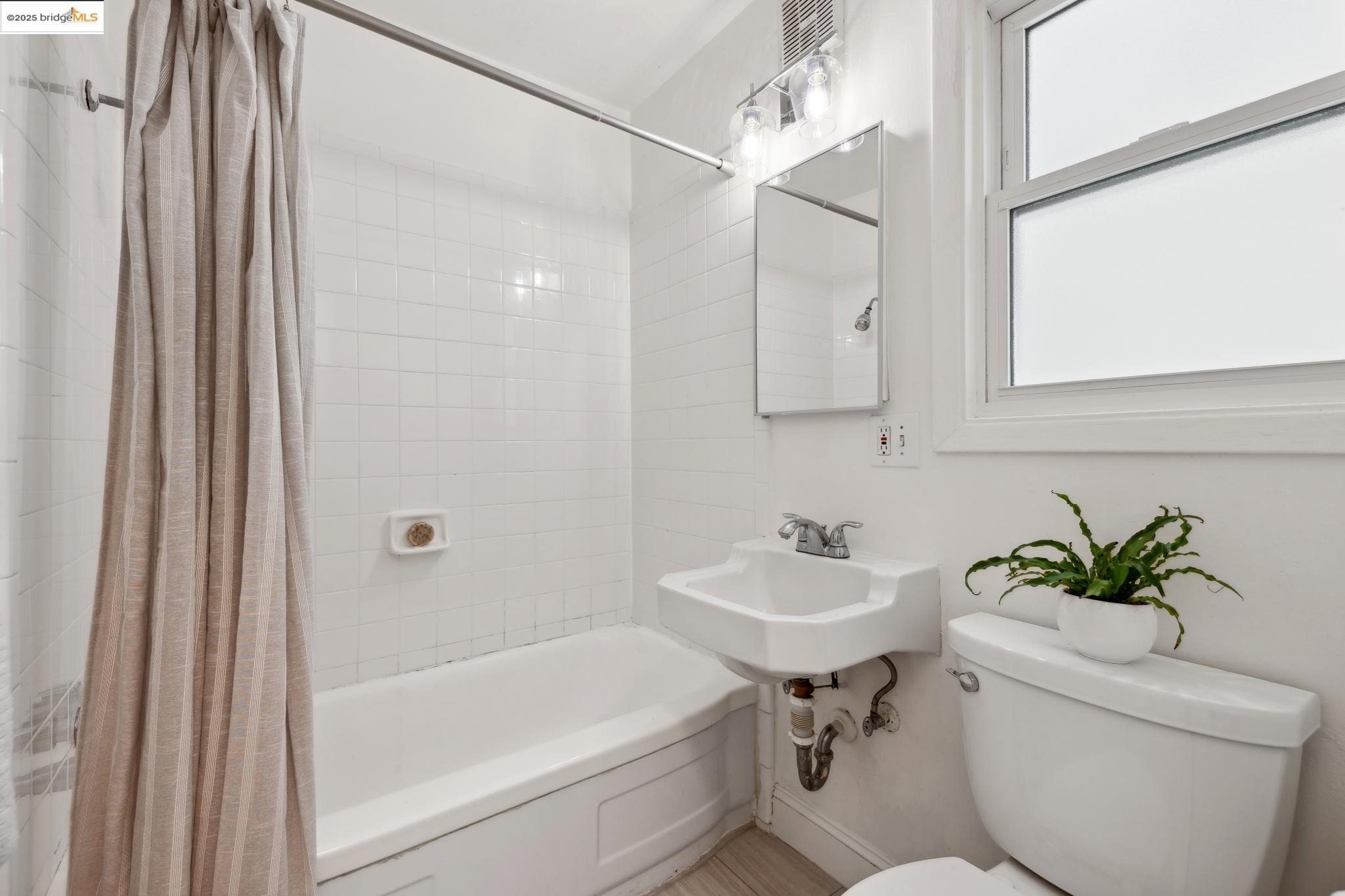 Detail Gallery Image 41 of 47 For 1626 Kains Ave., Berkeley,  CA 94702 - 4 Beds | 2/1 Baths