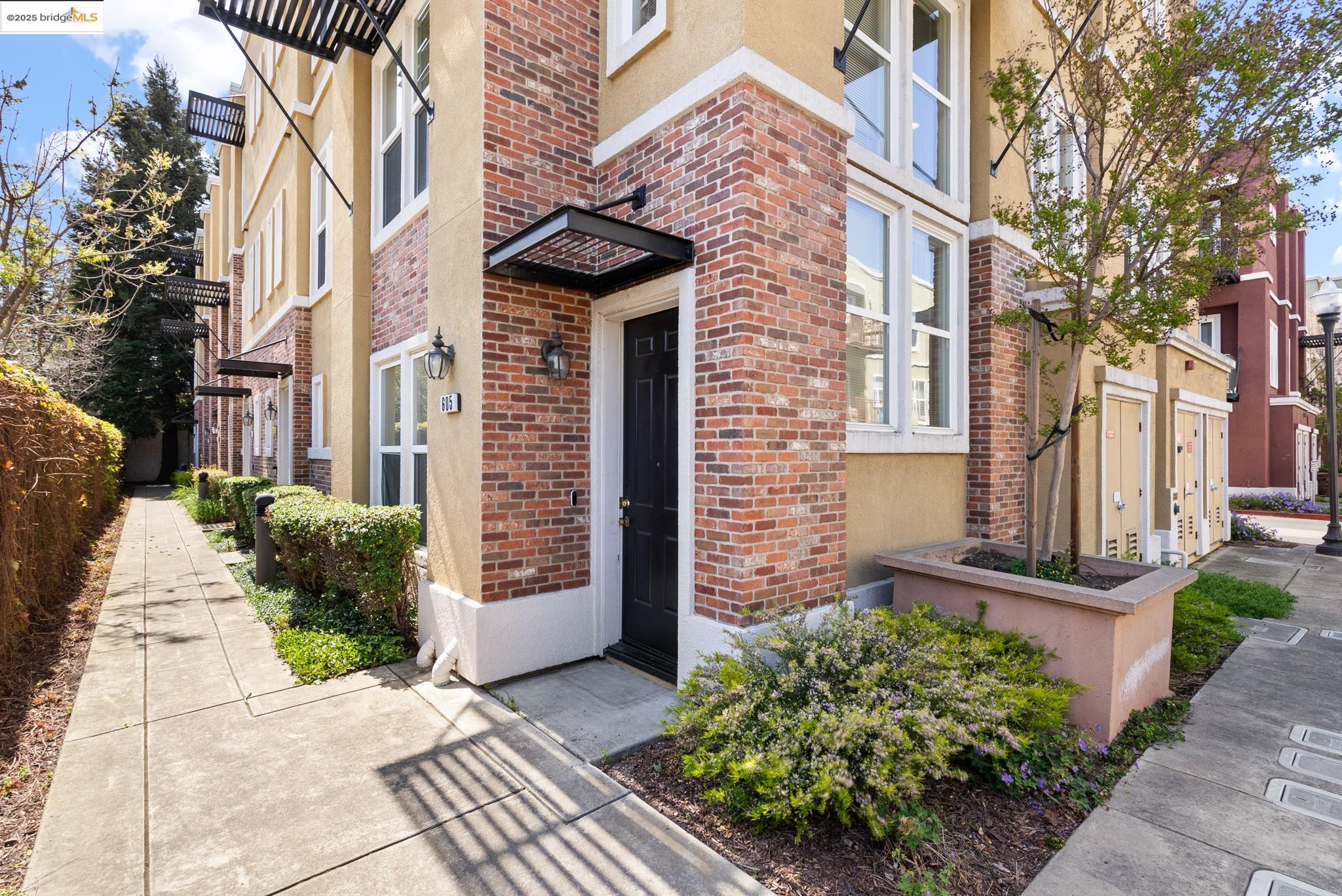 Browse active condo listings in CITY CENTER