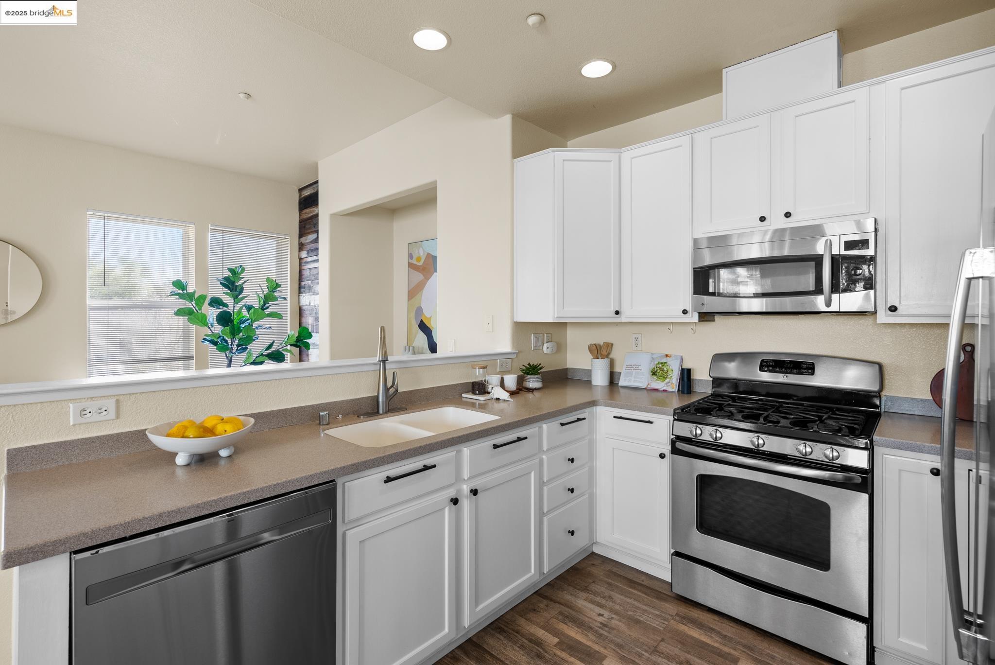 Detail Gallery Image 6 of 31 For 605 Artistic Pl, Hayward,  CA 94541 - 3 Beds | 3 Baths
