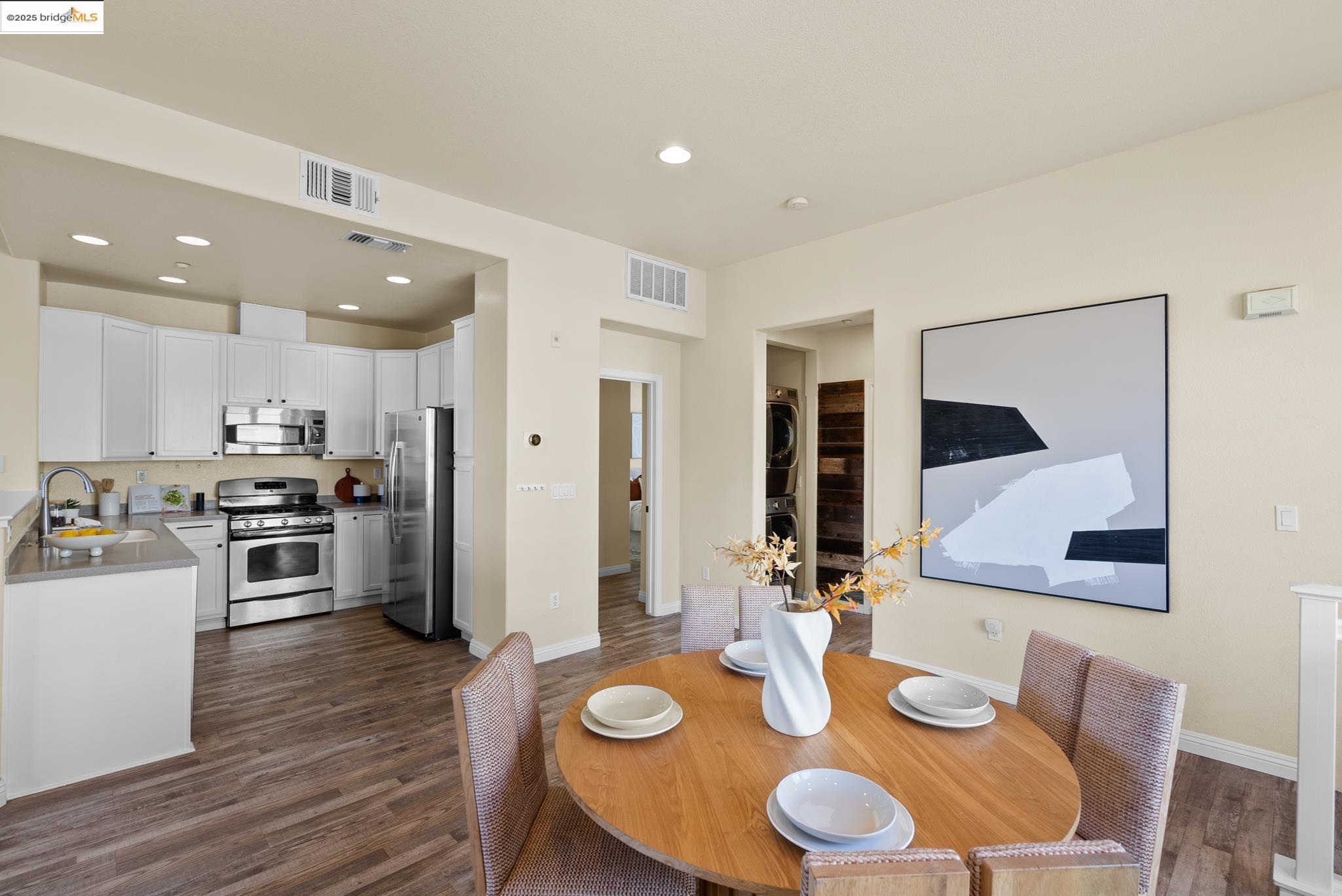 Detail Gallery Image 10 of 31 For 605 Artistic Pl, Hayward,  CA 94541 - 3 Beds | 3 Baths