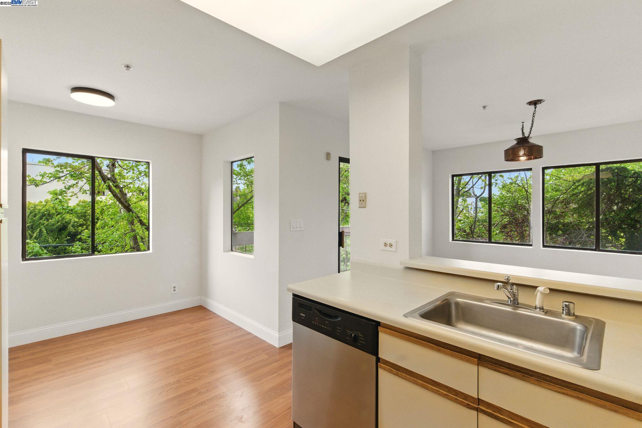 Detail Gallery Image 16 of 27 For 245 Perkins St #33,  Oakland,  CA 94610 - 2 Beds | 2 Baths