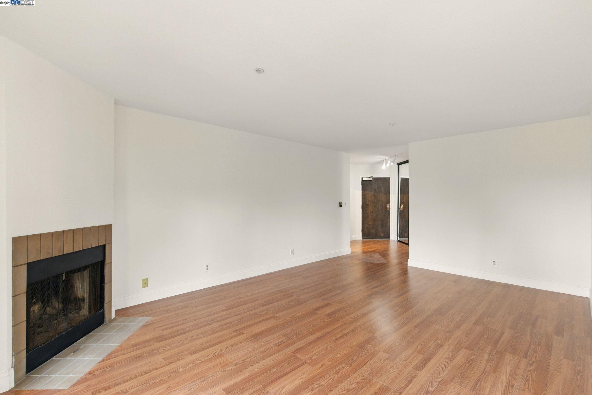 Detail Gallery Image 3 of 27 For 245 Perkins St #33,  Oakland,  CA 94610 - 2 Beds | 2 Baths