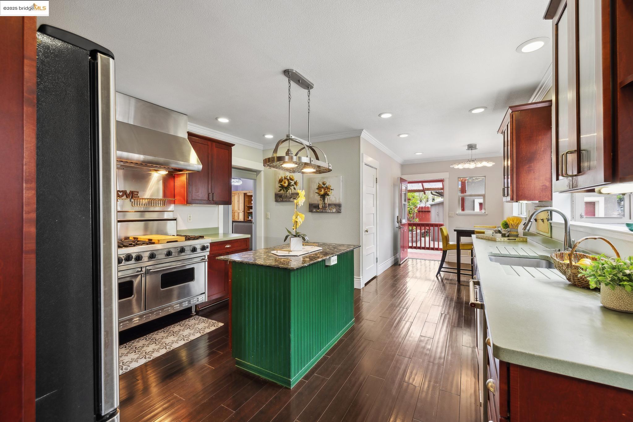 Detail Gallery Image 12 of 48 For 456 Mitchell Ave, San Leandro,  CA 94577 - 5 Beds | 3/1 Baths