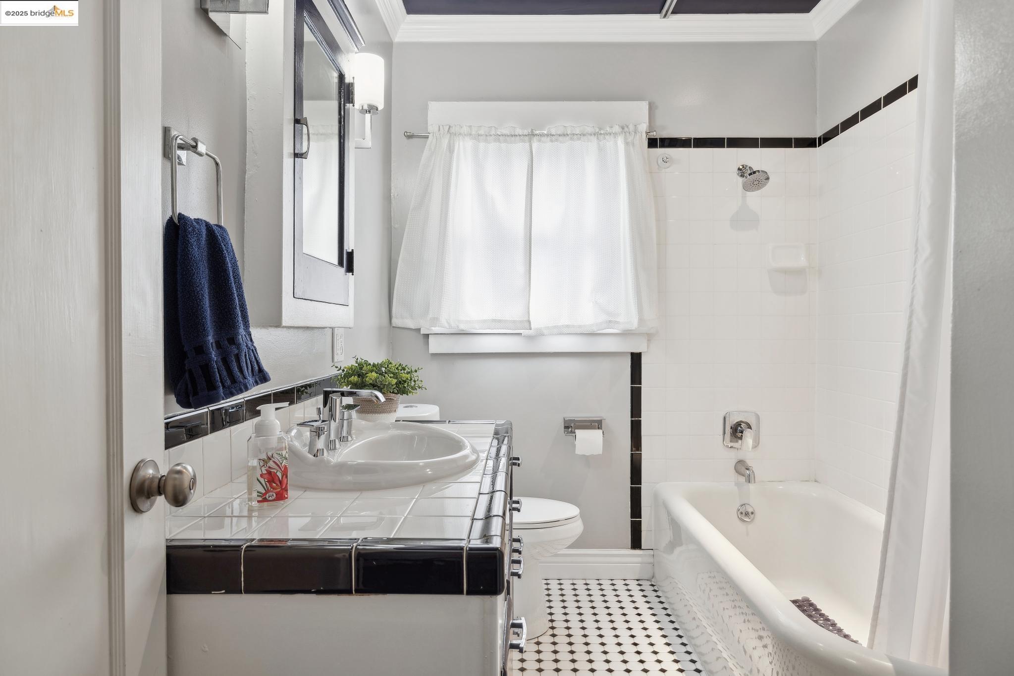 Detail Gallery Image 27 of 48 For 456 Mitchell Ave, San Leandro,  CA 94577 - 5 Beds | 3/1 Baths