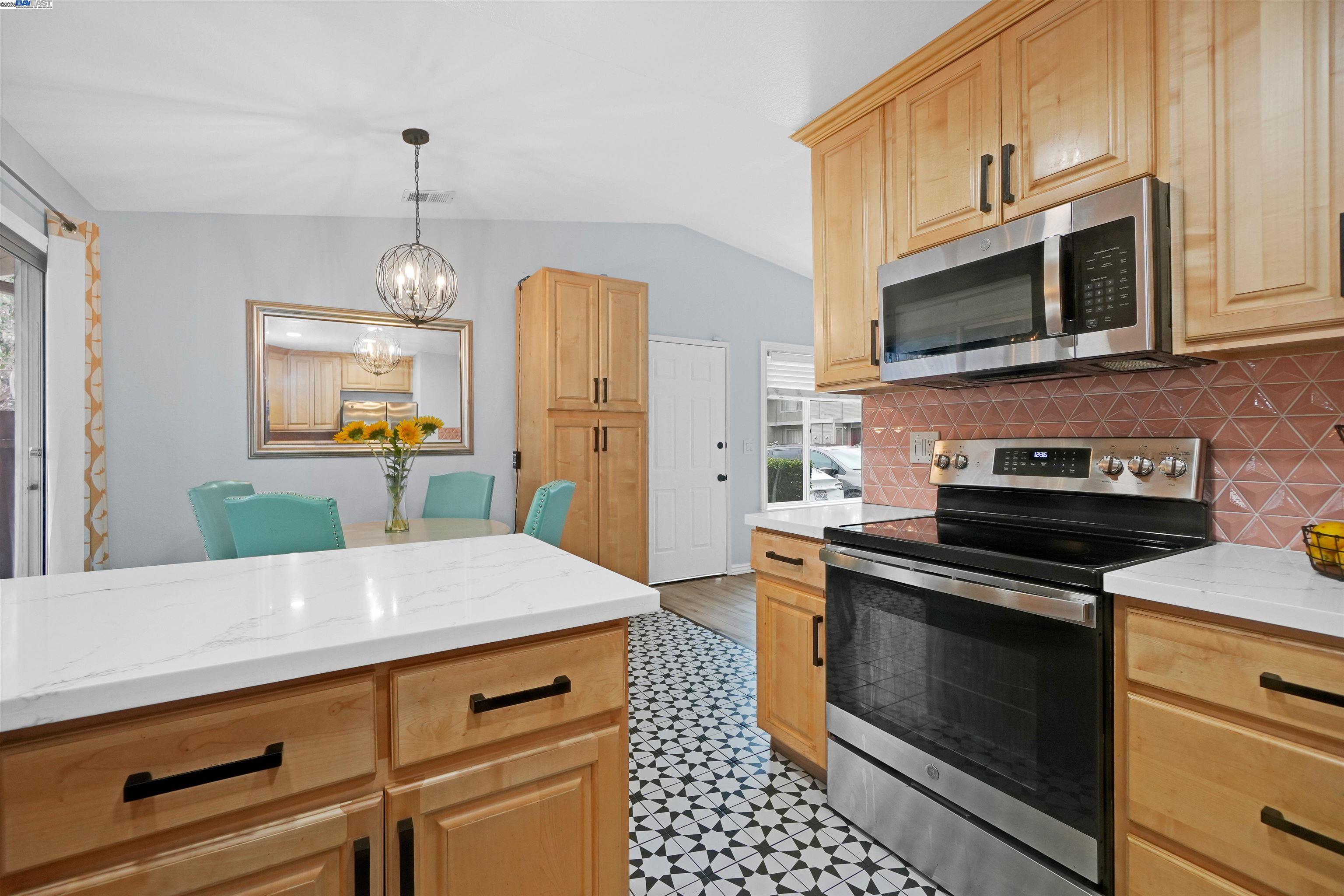 Detail Gallery Image 12 of 44 For 179 Loma Verde Dr, San Lorenzo,  CA 94580 - 3 Beds | 2 Baths