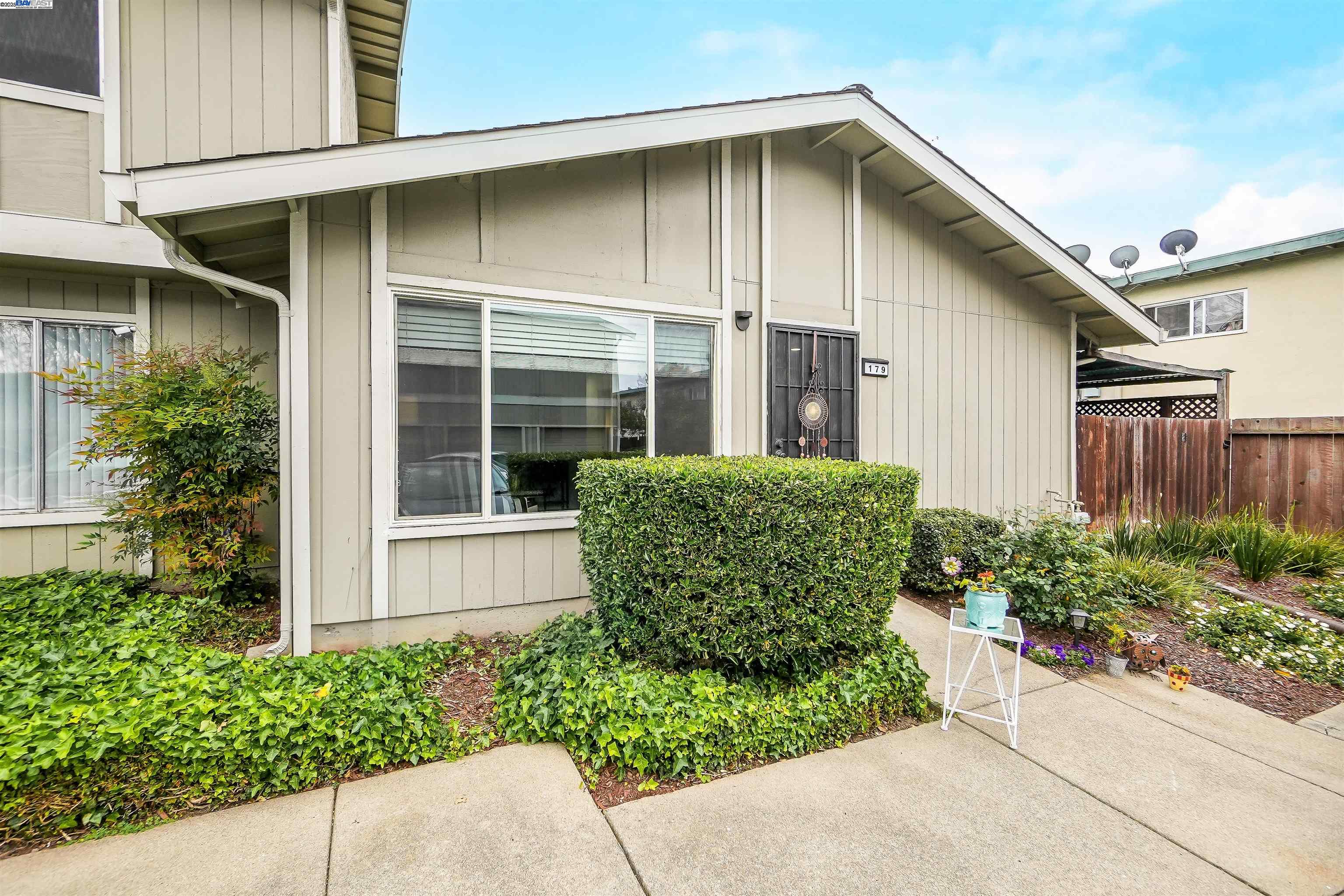 Detail Gallery Image 3 of 44 For 179 Loma Verde Dr, San Lorenzo,  CA 94580 - 3 Beds | 2 Baths