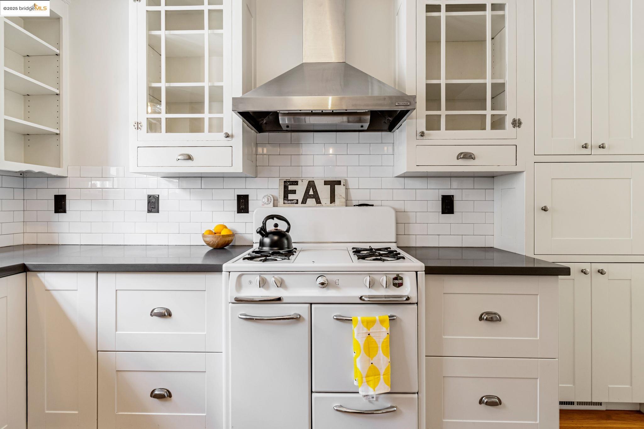 Detail Gallery Image 11 of 43 For 6108 Hillegass Ave, Oakland,  CA 94618 - 5 Beds | 4 Baths
