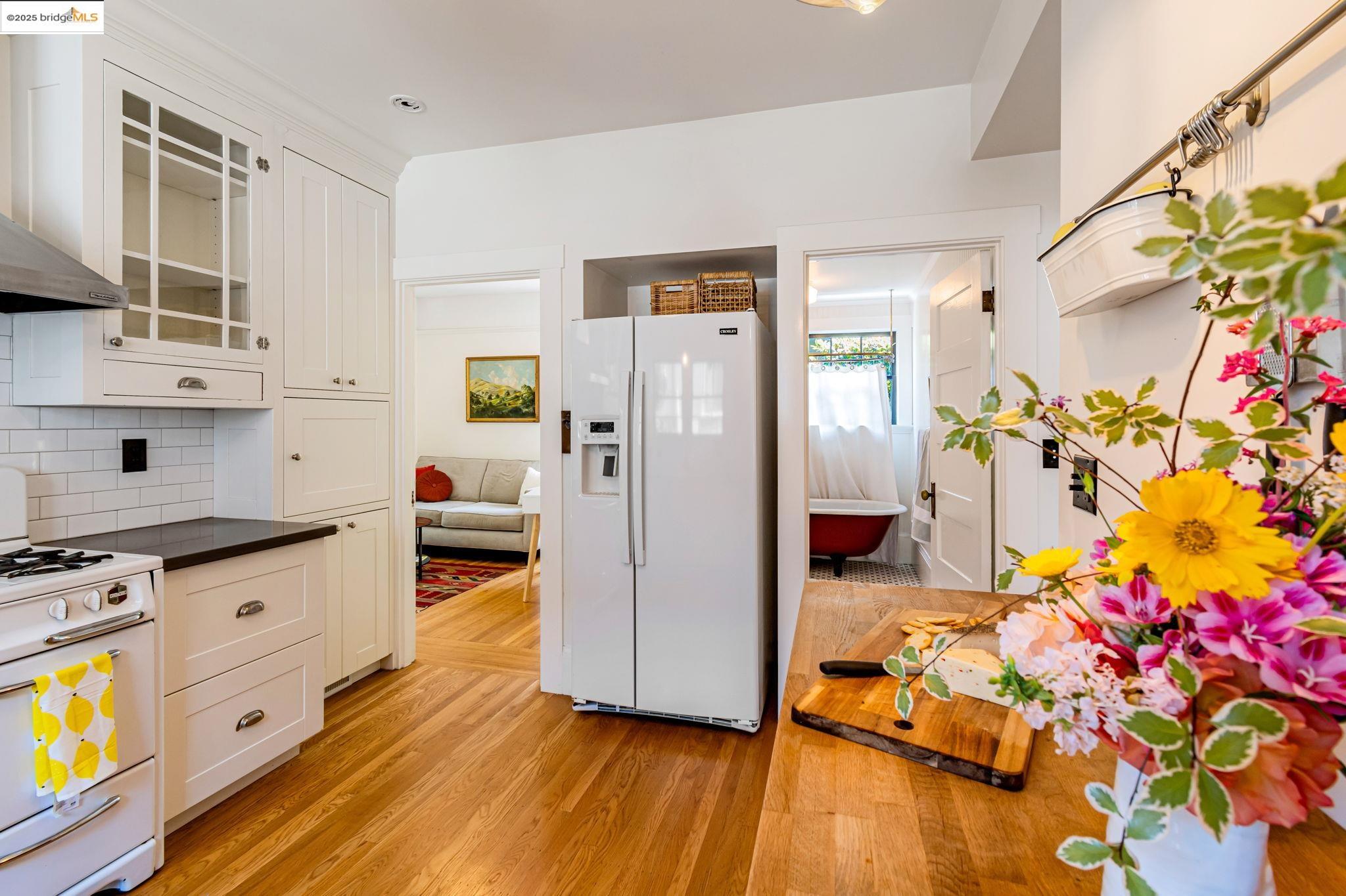 Detail Gallery Image 13 of 43 For 6108 Hillegass Ave, Oakland,  CA 94618 - 5 Beds | 4 Baths