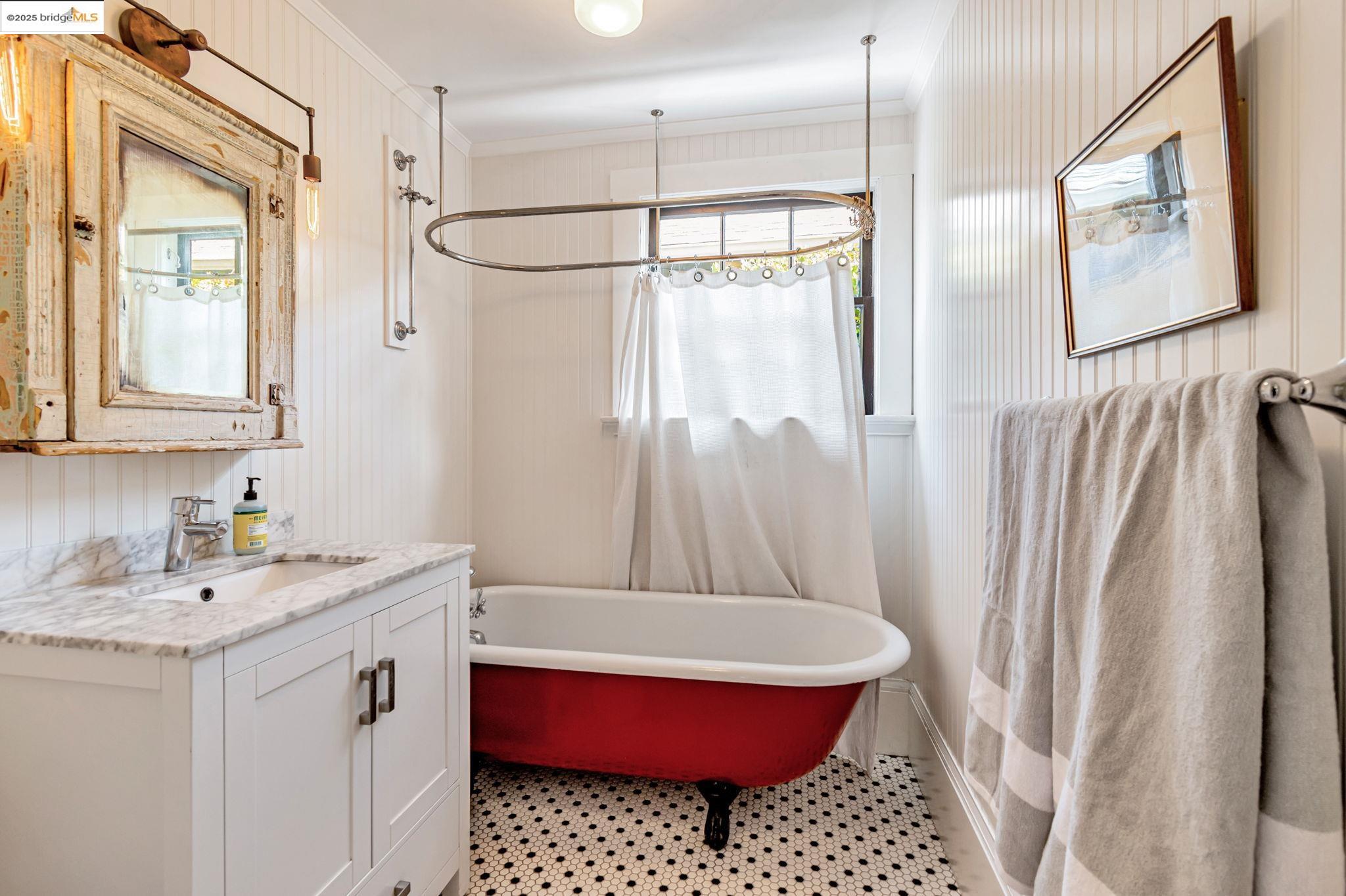 Detail Gallery Image 18 of 43 For 6108 Hillegass Ave, Oakland,  CA 94618 - 5 Beds | 4 Baths
