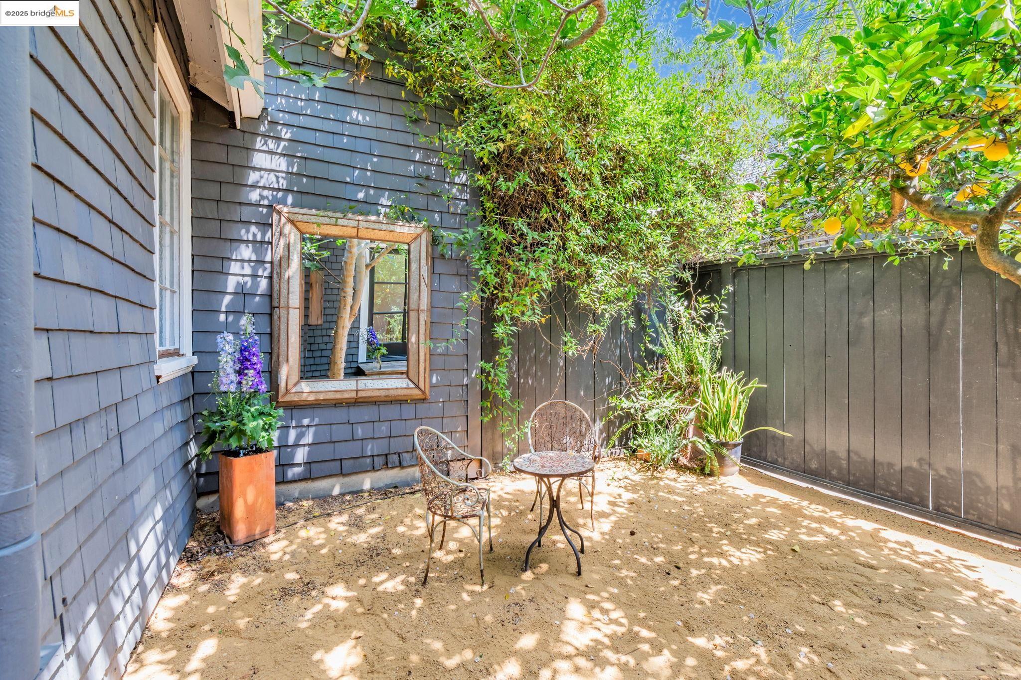 Detail Gallery Image 21 of 43 For 6108 Hillegass Ave, Oakland,  CA 94618 - 5 Beds | 4 Baths