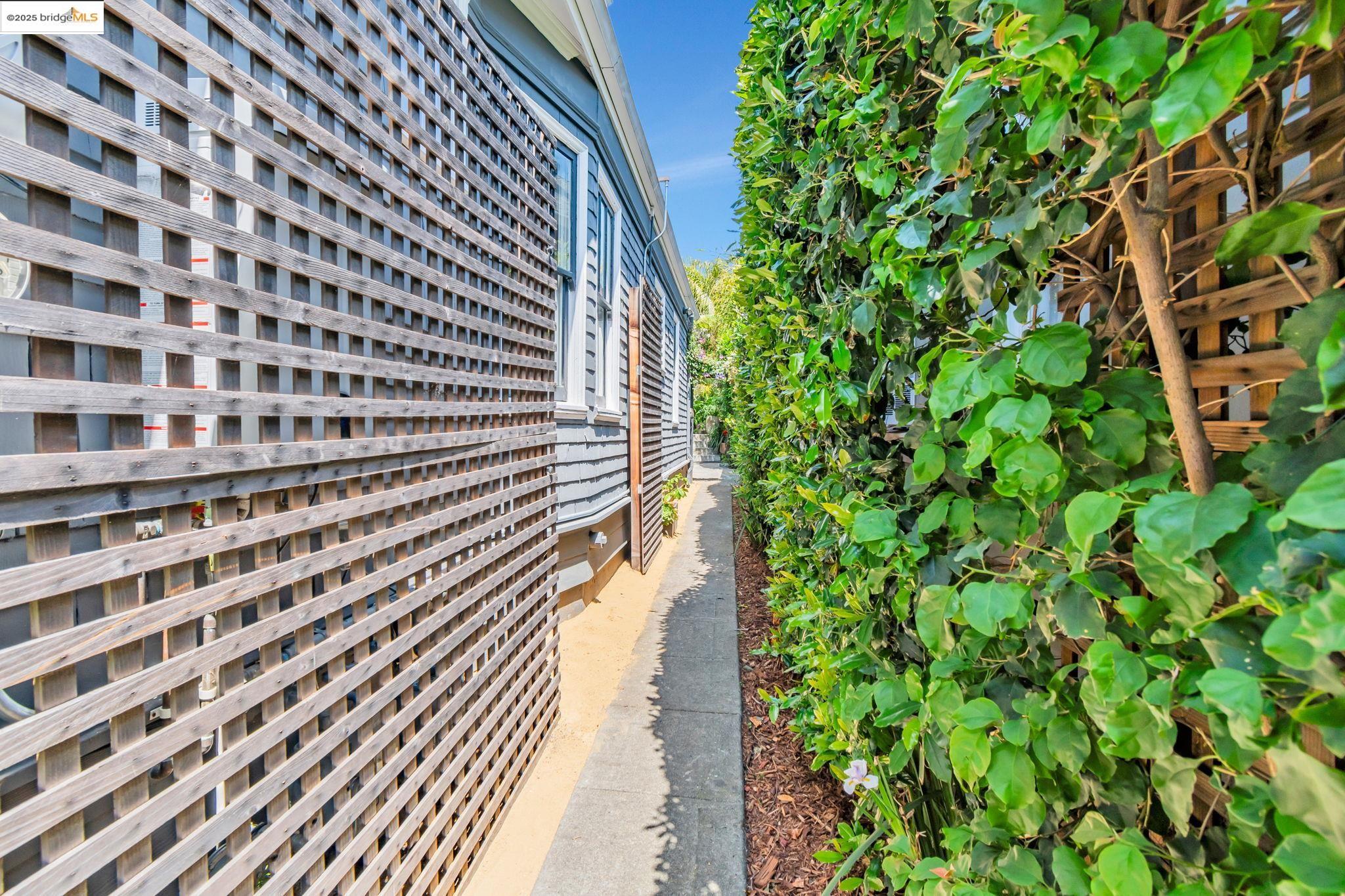 Detail Gallery Image 22 of 43 For 6108 Hillegass Ave, Oakland,  CA 94618 - 5 Beds | 4 Baths