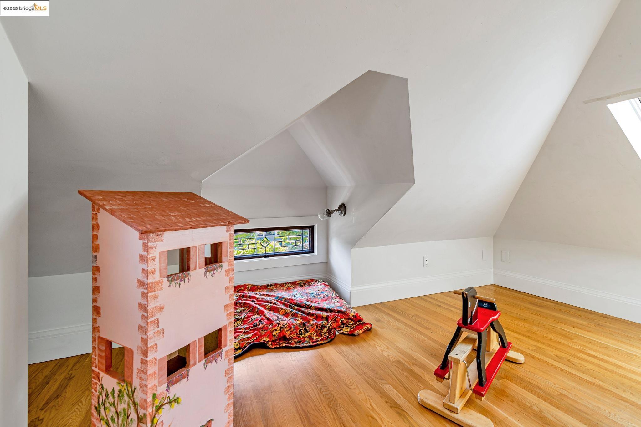 Detail Gallery Image 27 of 43 For 6108 Hillegass Ave, Oakland,  CA 94618 - 5 Beds | 4 Baths