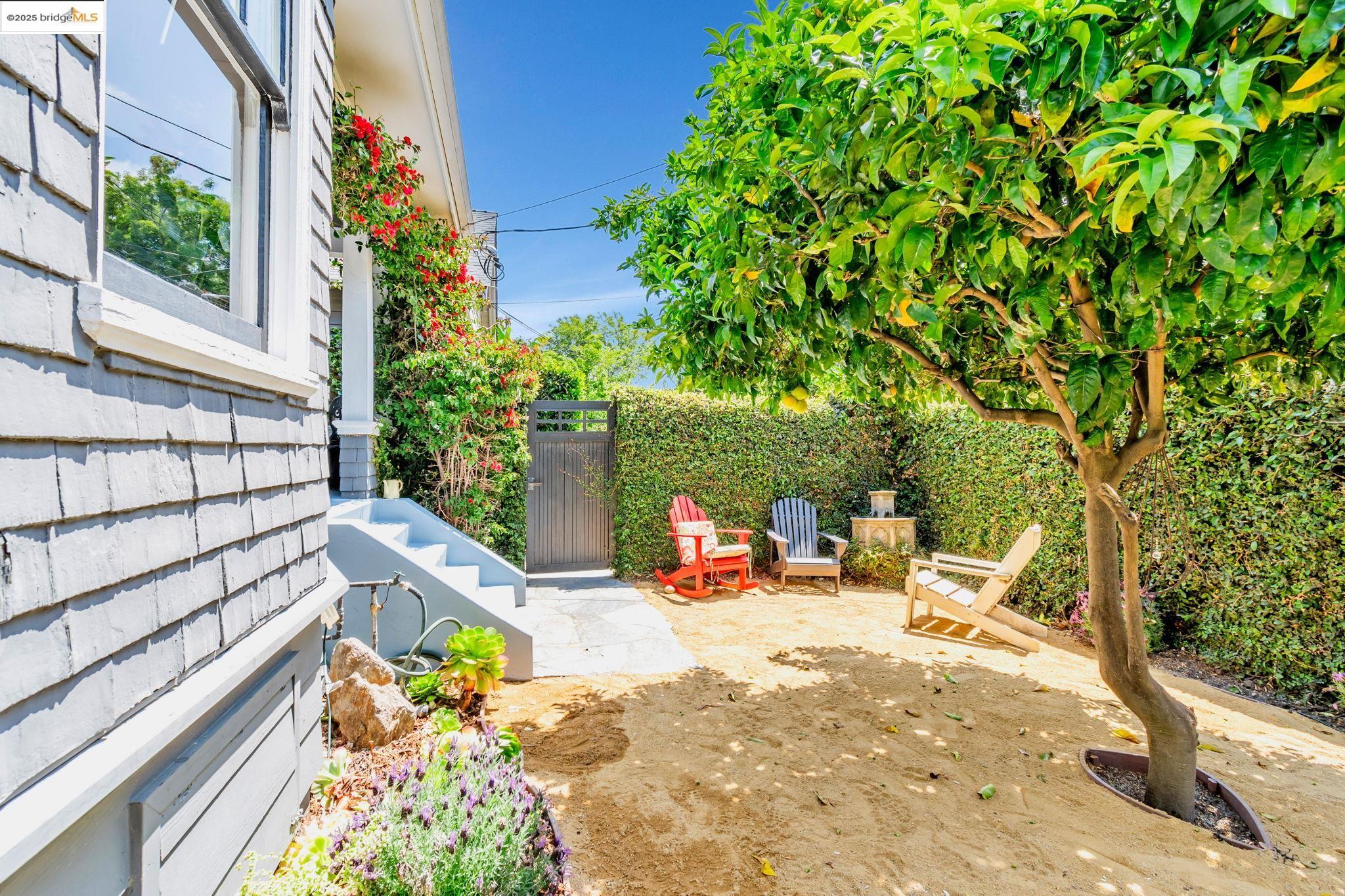 Detail Gallery Image 4 of 43 For 6108 Hillegass Ave, Oakland,  CA 94618 - 5 Beds | 4 Baths