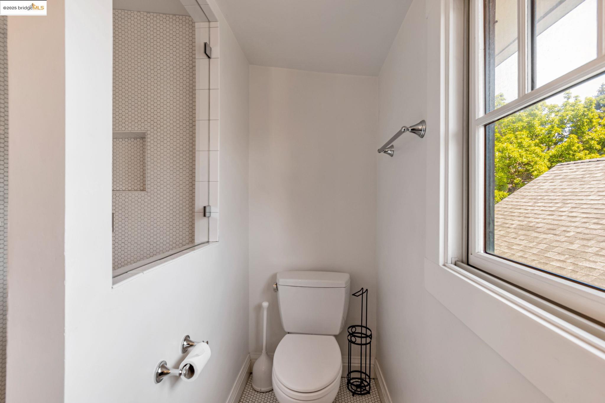 Detail Gallery Image 31 of 43 For 6108 Hillegass Ave, Oakland,  CA 94618 - 5 Beds | 4 Baths