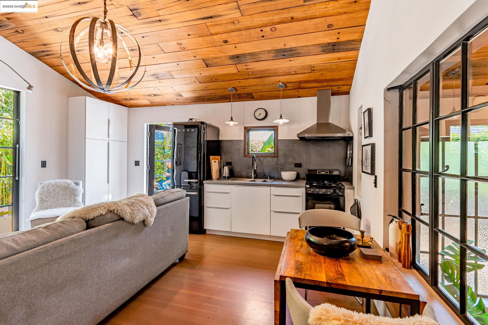 Detail Gallery Image 34 of 43 For 6108 Hillegass Ave, Oakland,  CA 94618 - 5 Beds | 4 Baths