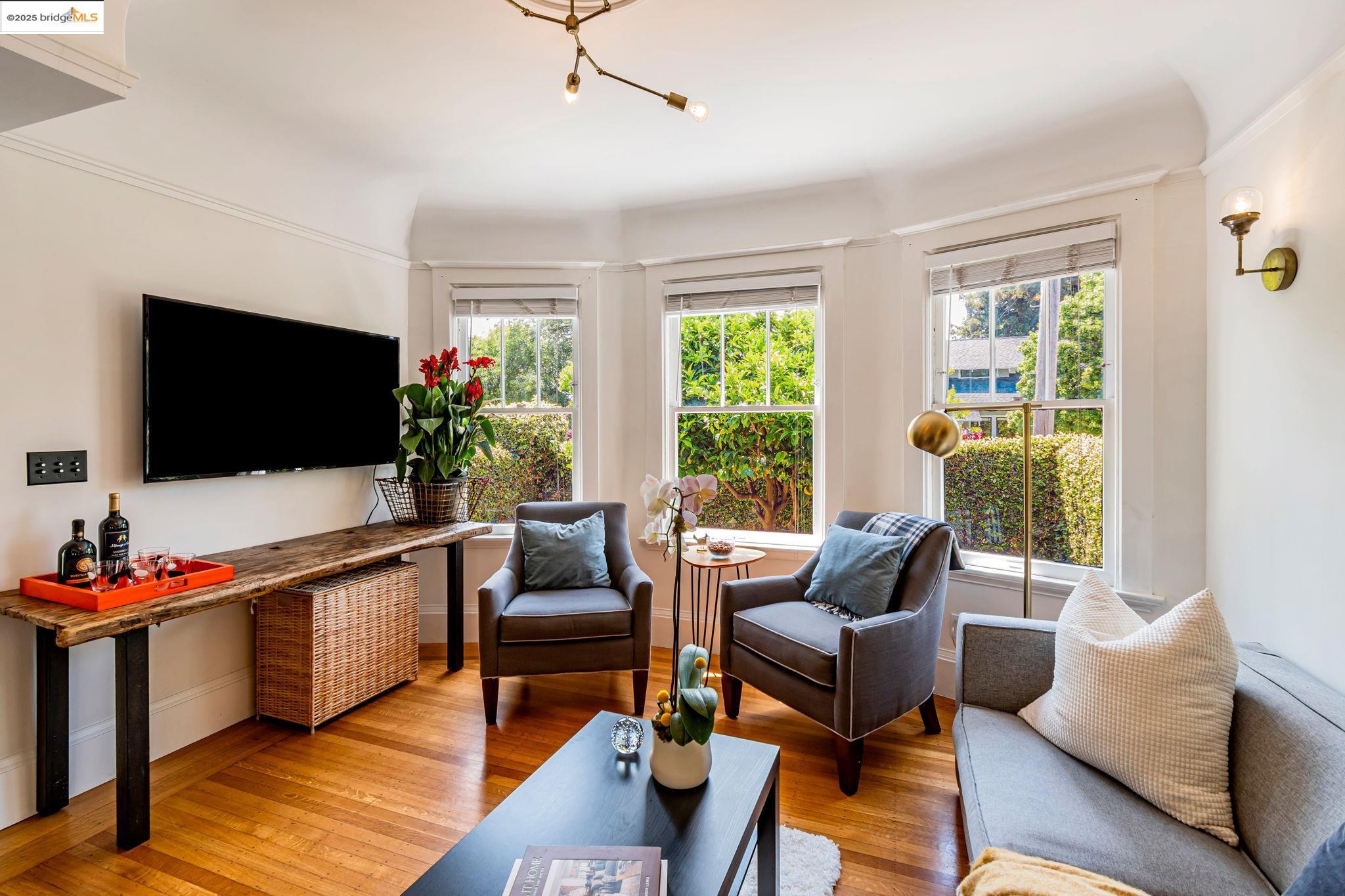 Detail Gallery Image 5 of 43 For 6108 Hillegass Ave, Oakland,  CA 94618 - 5 Beds | 4 Baths