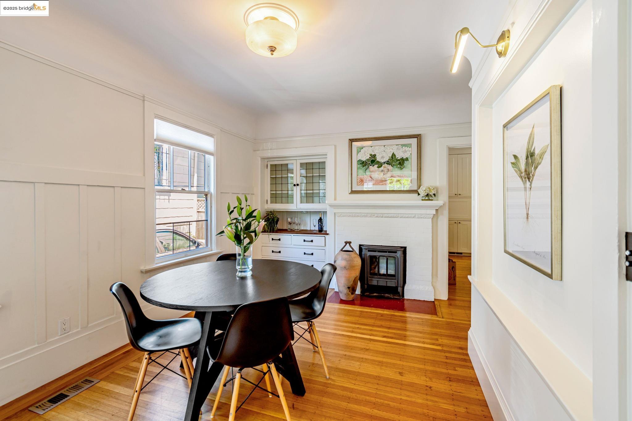 Detail Gallery Image 8 of 43 For 6108 Hillegass Ave, Oakland,  CA 94618 - 5 Beds | 4 Baths