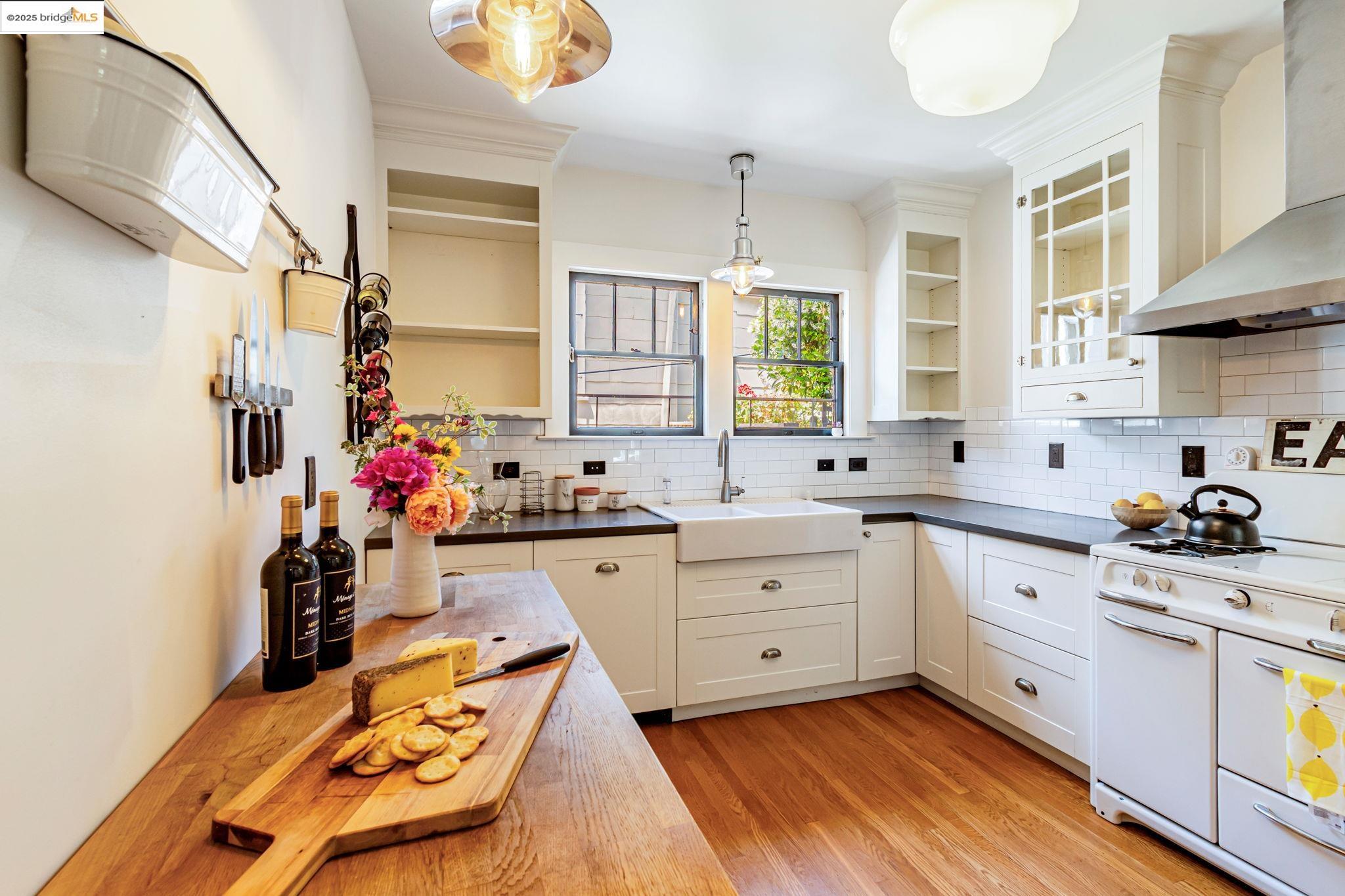 Detail Gallery Image 9 of 43 For 6108 Hillegass Ave, Oakland,  CA 94618 - 5 Beds | 4 Baths