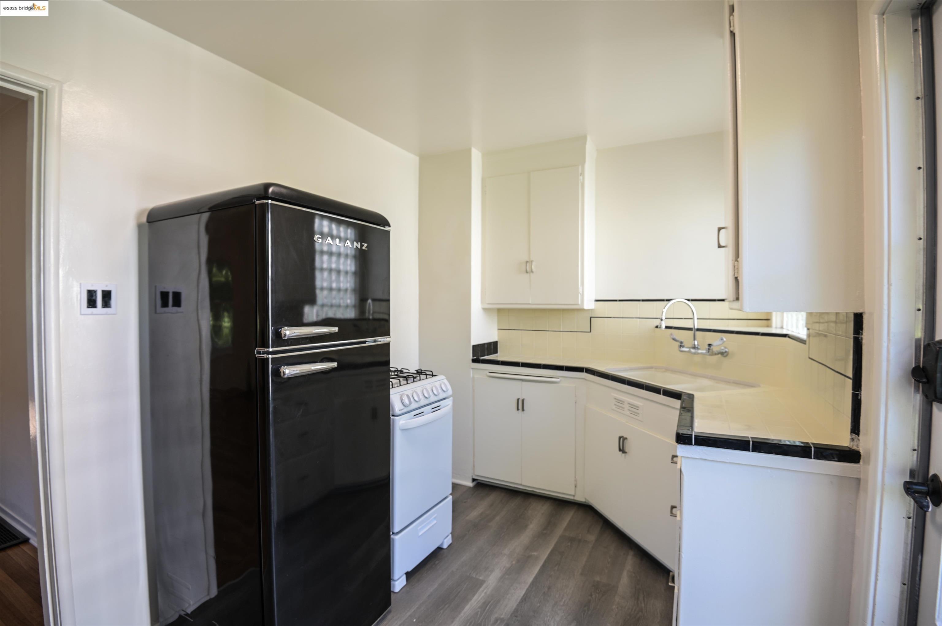 Detail Gallery Image 7 of 21 For 2218 Parker St, Berkeley,  CA 94704 - 1 Beds | 1 Baths