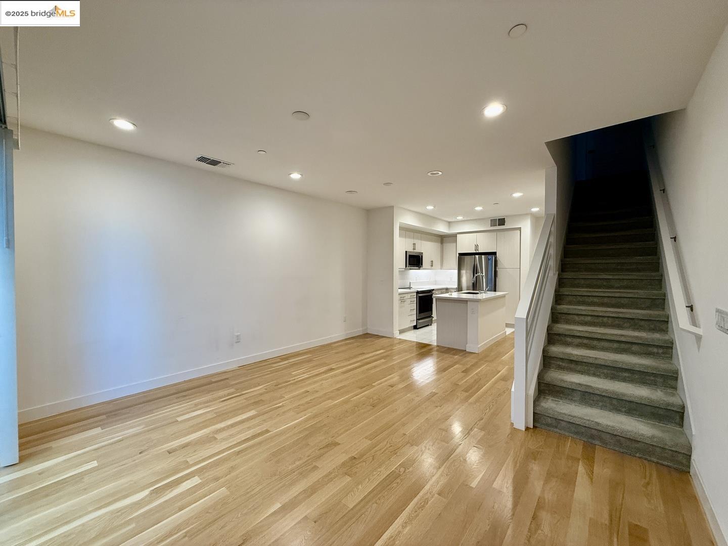 Detail Gallery Image 2 of 14 For 3935 Wattling St, Oakland,  CA 94601 - 3 Beds | 3 Baths