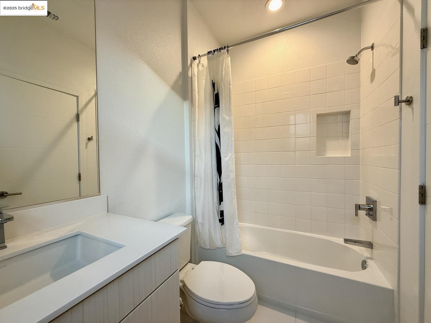 Detail Gallery Image 11 of 14 For 3935 Wattling St, Oakland,  CA 94601 - 3 Beds | 3 Baths