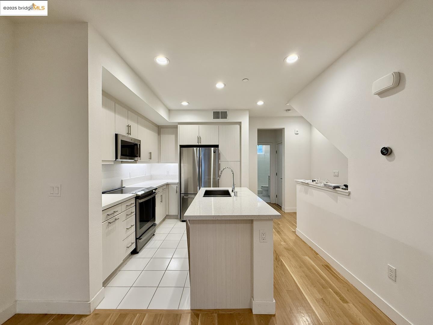Detail Gallery Image 3 of 14 For 3935 Wattling St, Oakland,  CA 94601 - 3 Beds | 3 Baths