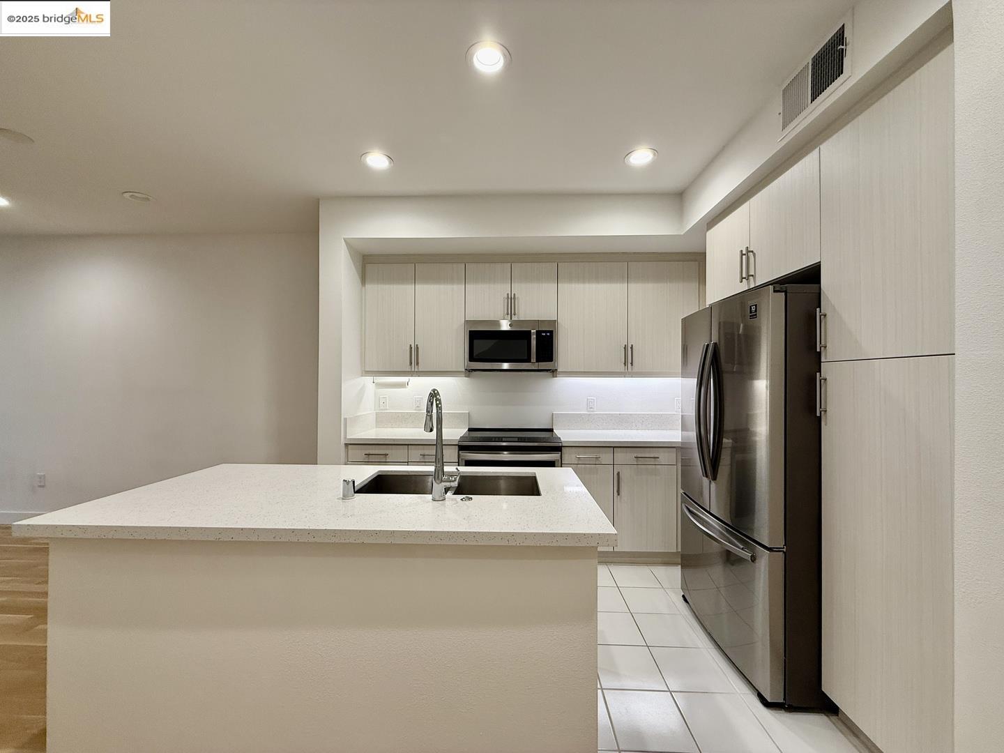 Detail Gallery Image 4 of 14 For 3935 Wattling St, Oakland,  CA 94601 - 3 Beds | 3 Baths