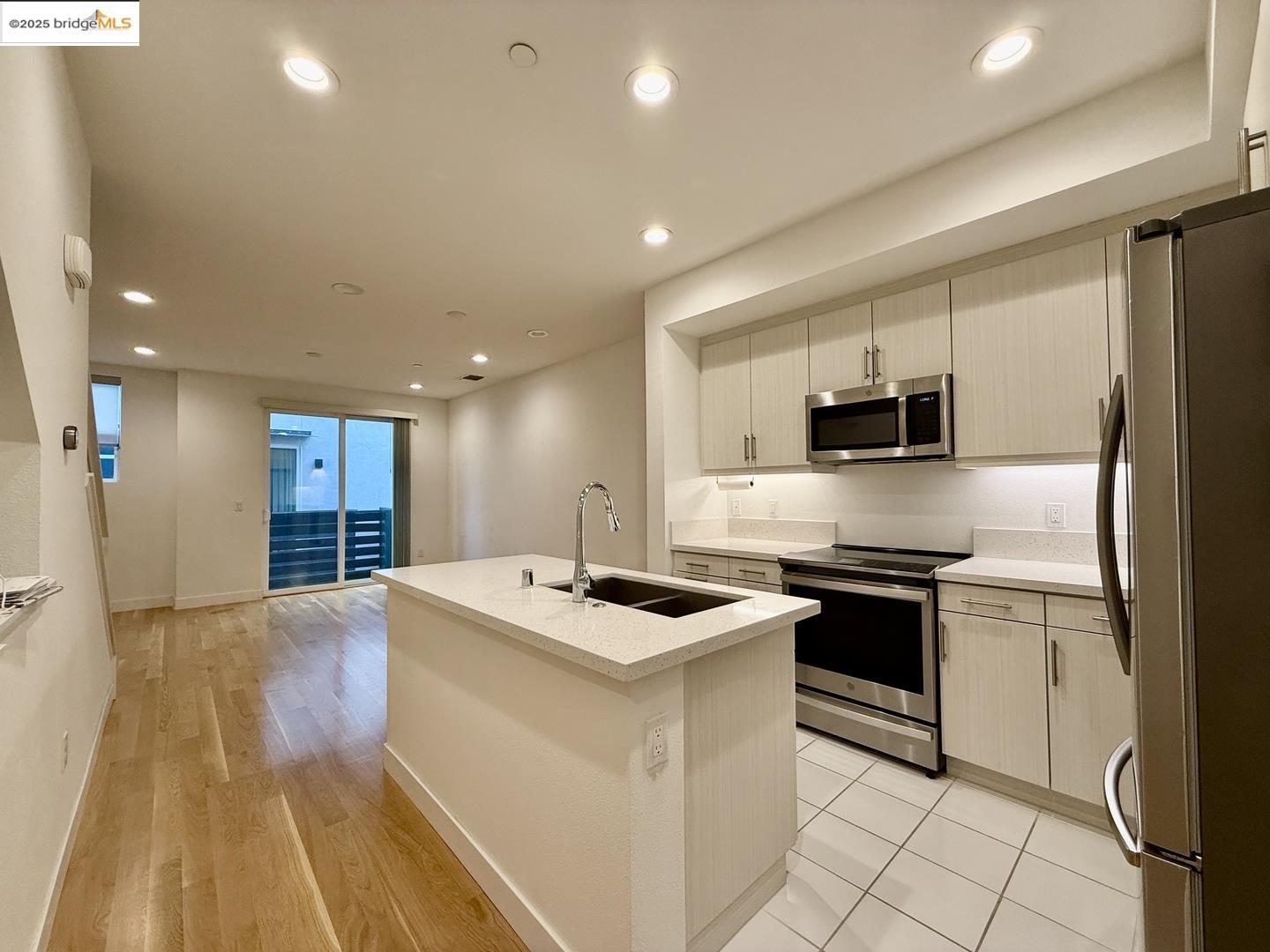 Detail Gallery Image 6 of 14 For 3935 Wattling St, Oakland,  CA 94601 - 3 Beds | 3 Baths