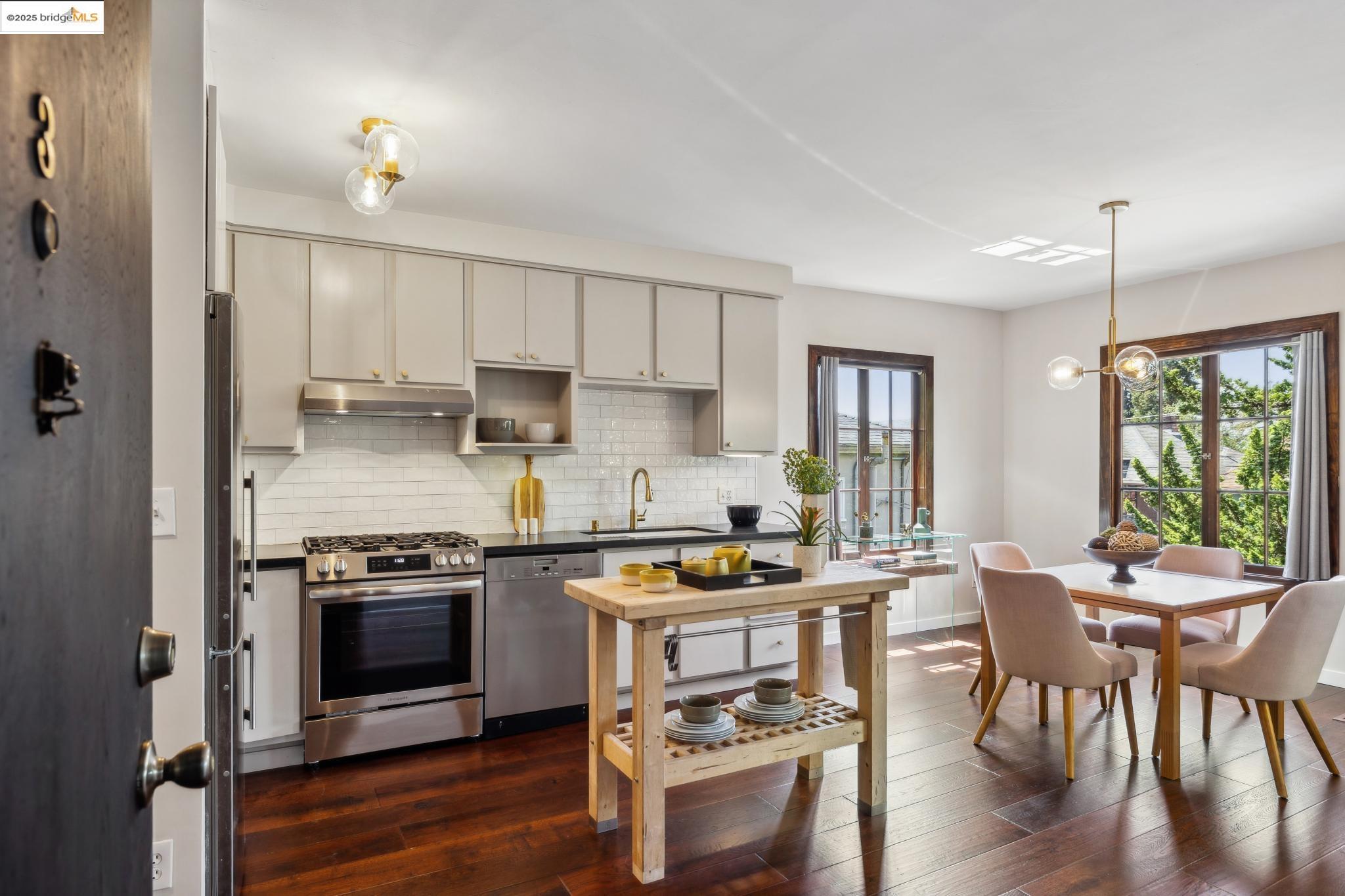 Detail Gallery Image 1 of 43 For 2633 Benvenue #3,  Berkeley,  CA 94704 - 1 Beds | 1 Baths