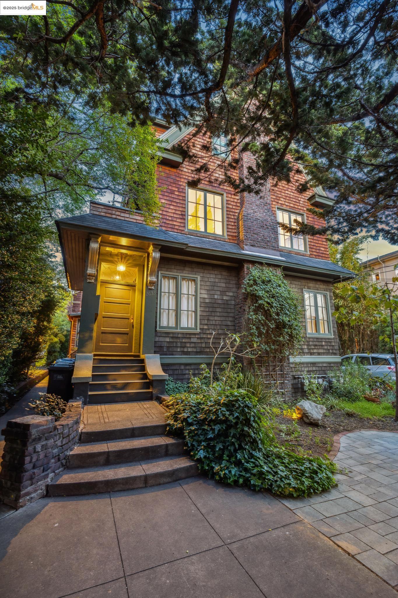 Detail Gallery Image 3 of 43 For 2633 Benvenue #3,  Berkeley,  CA 94704 - 1 Beds | 1 Baths