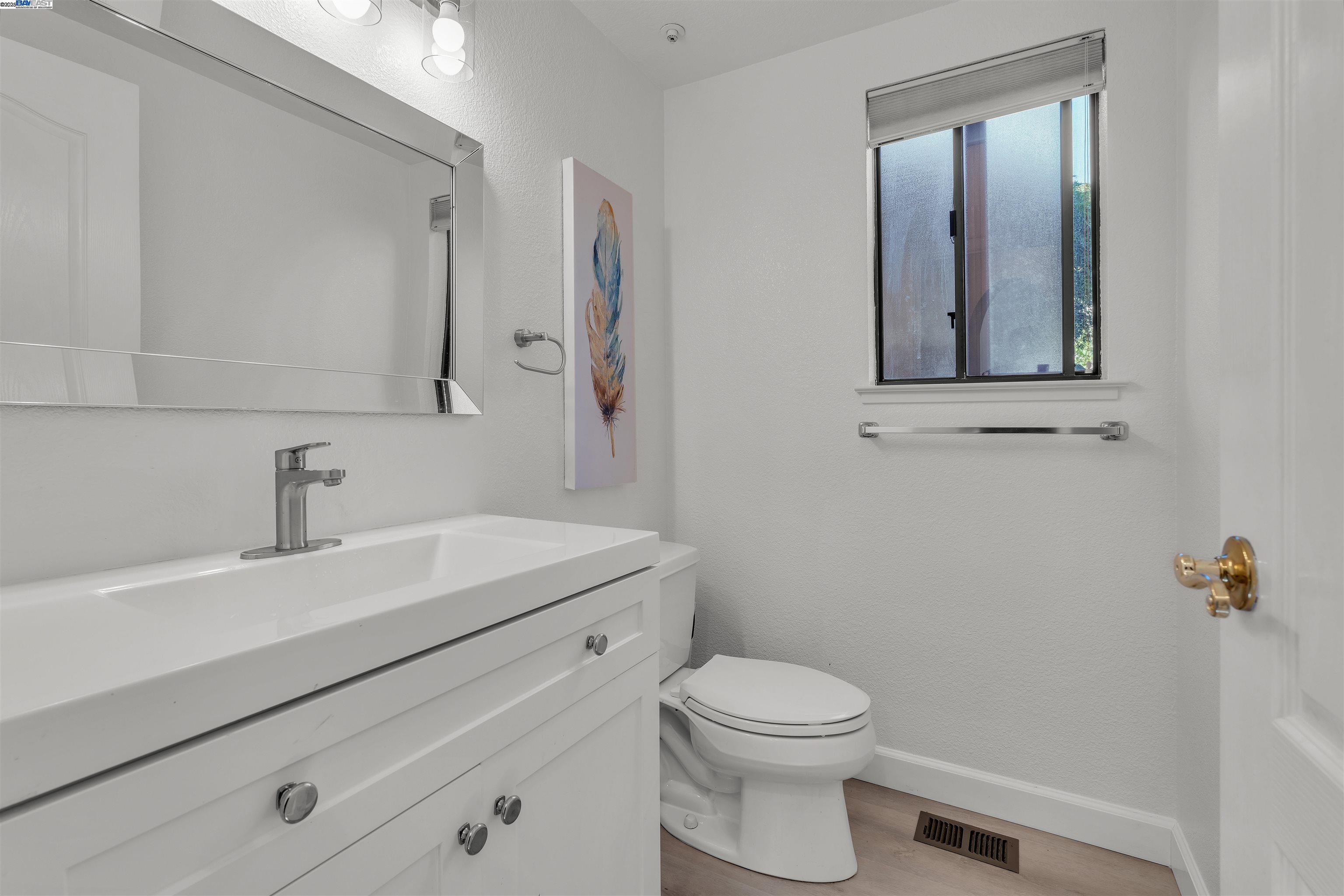 Detail Gallery Image 17 of 60 For 19987 Lorena Cir, Castro Valley,  CA 94546 - 3 Beds | 2/1 Baths