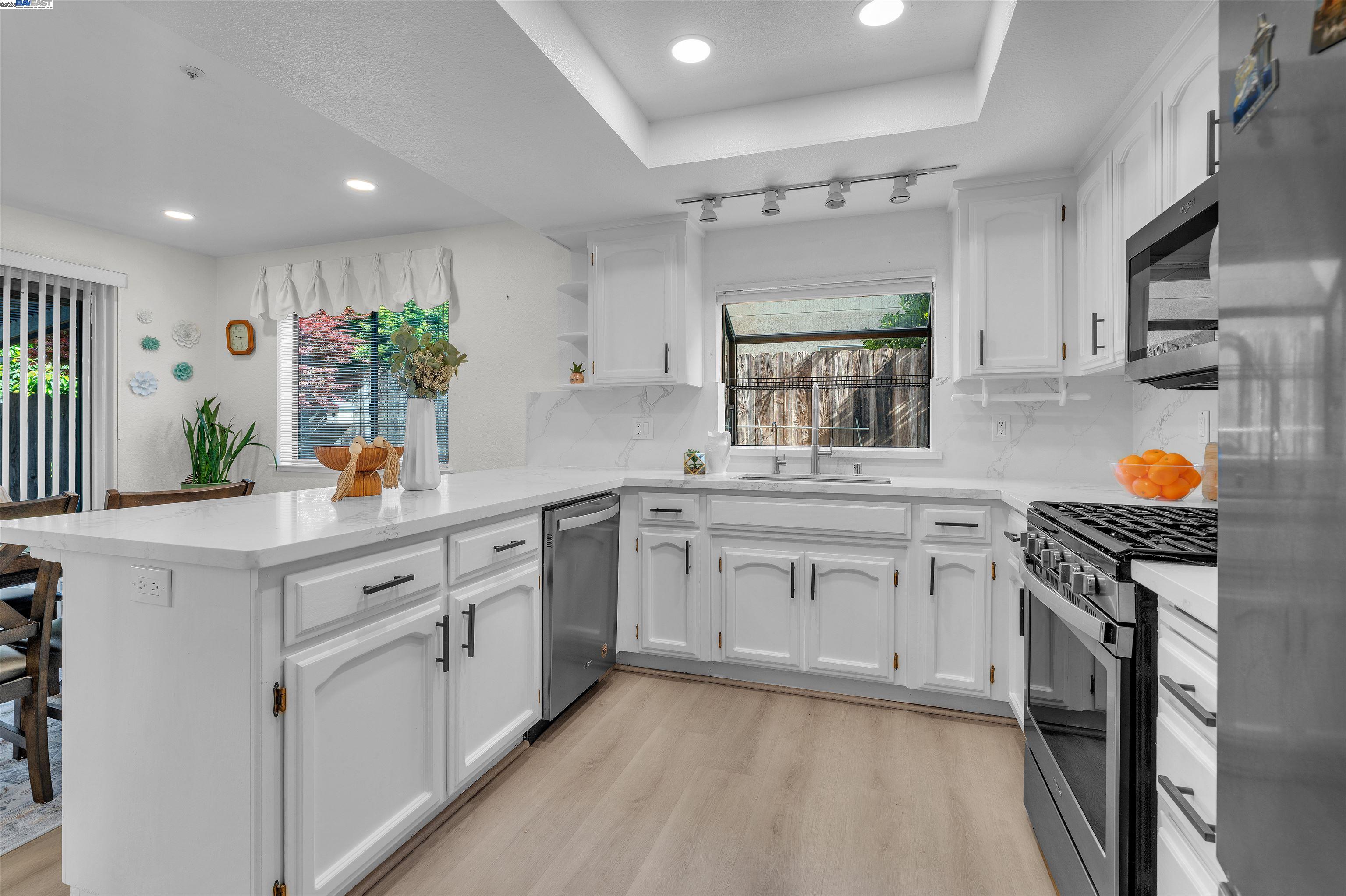 Detail Gallery Image 4 of 60 For 19987 Lorena Cir, Castro Valley,  CA 94546 - 3 Beds | 2/1 Baths