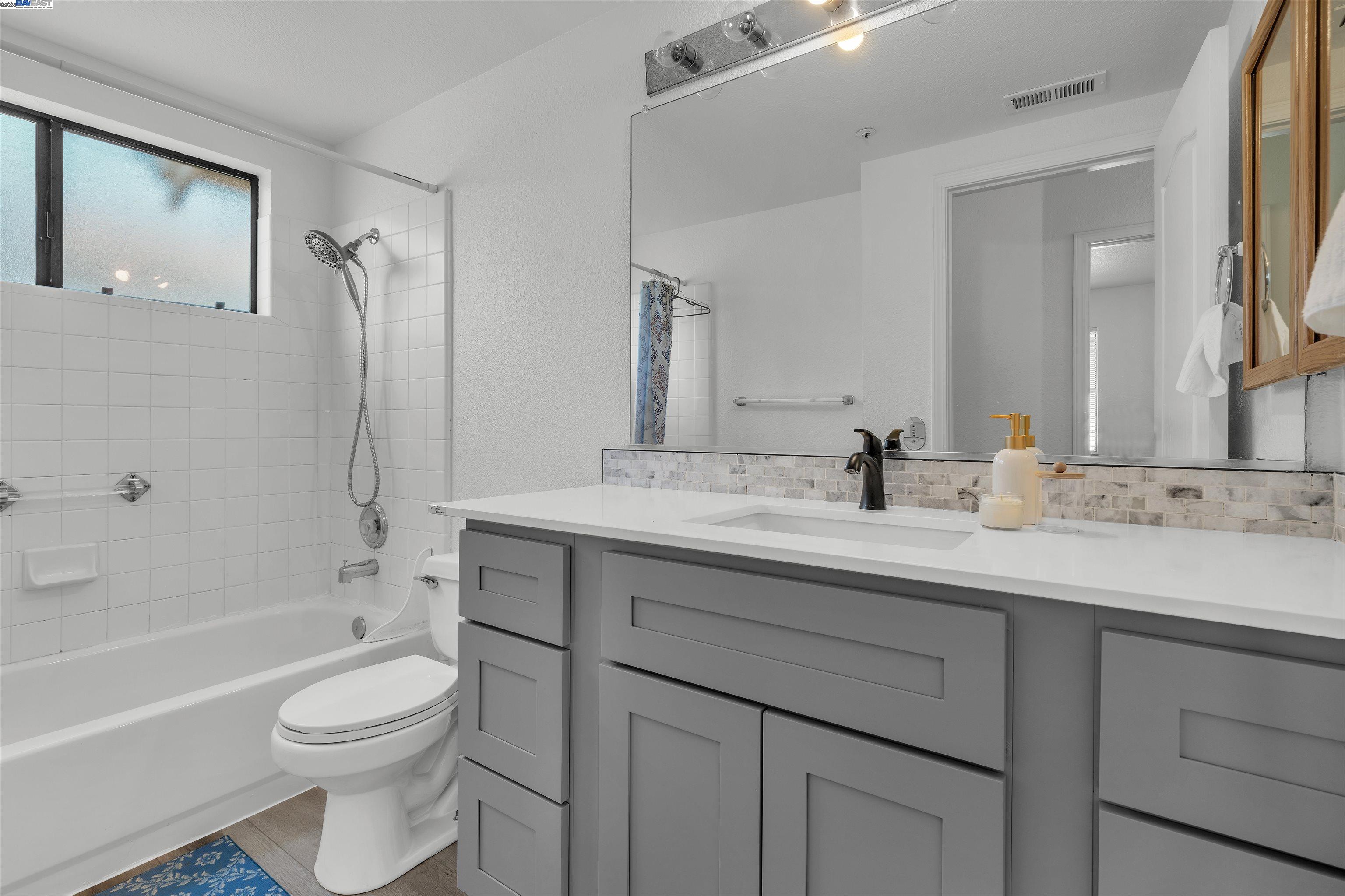 Detail Gallery Image 32 of 60 For 19987 Lorena Cir, Castro Valley,  CA 94546 - 3 Beds | 2/1 Baths