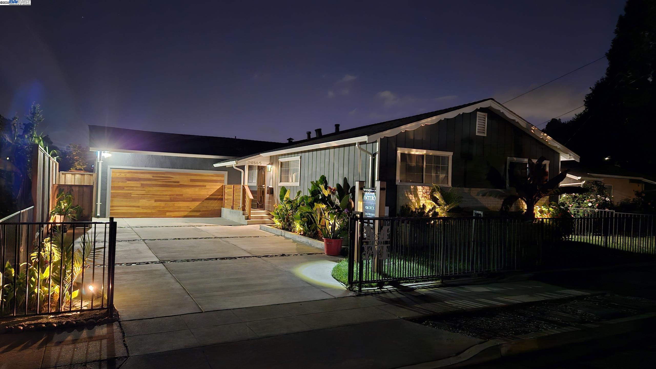 Detail Gallery Image 3 of 60 For 24565 Surrey Way, Hayward,  CA 94544 - 4 Beds | 2 Baths