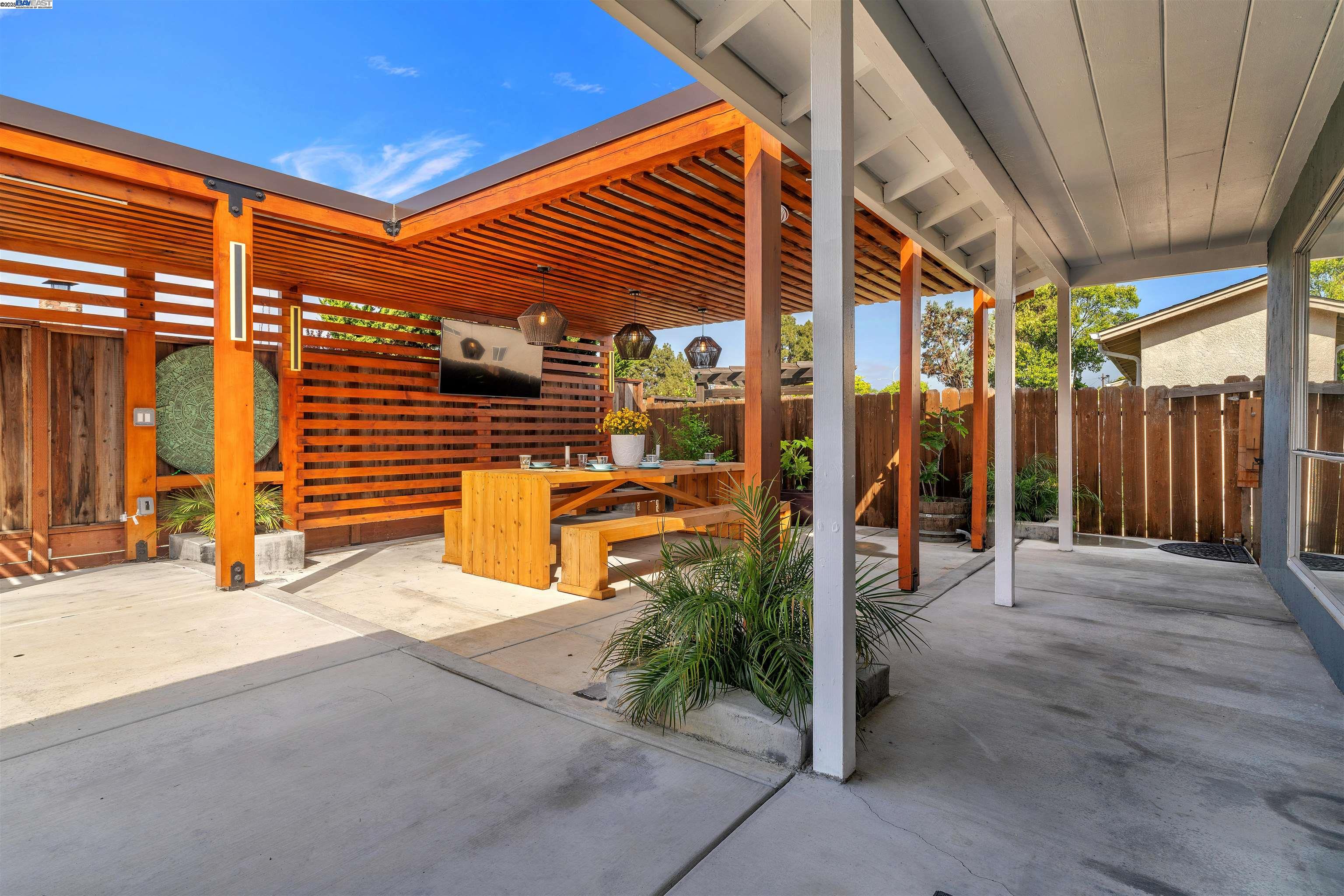 Detail Gallery Image 42 of 60 For 24565 Surrey Way, Hayward,  CA 94544 - 4 Beds | 2 Baths