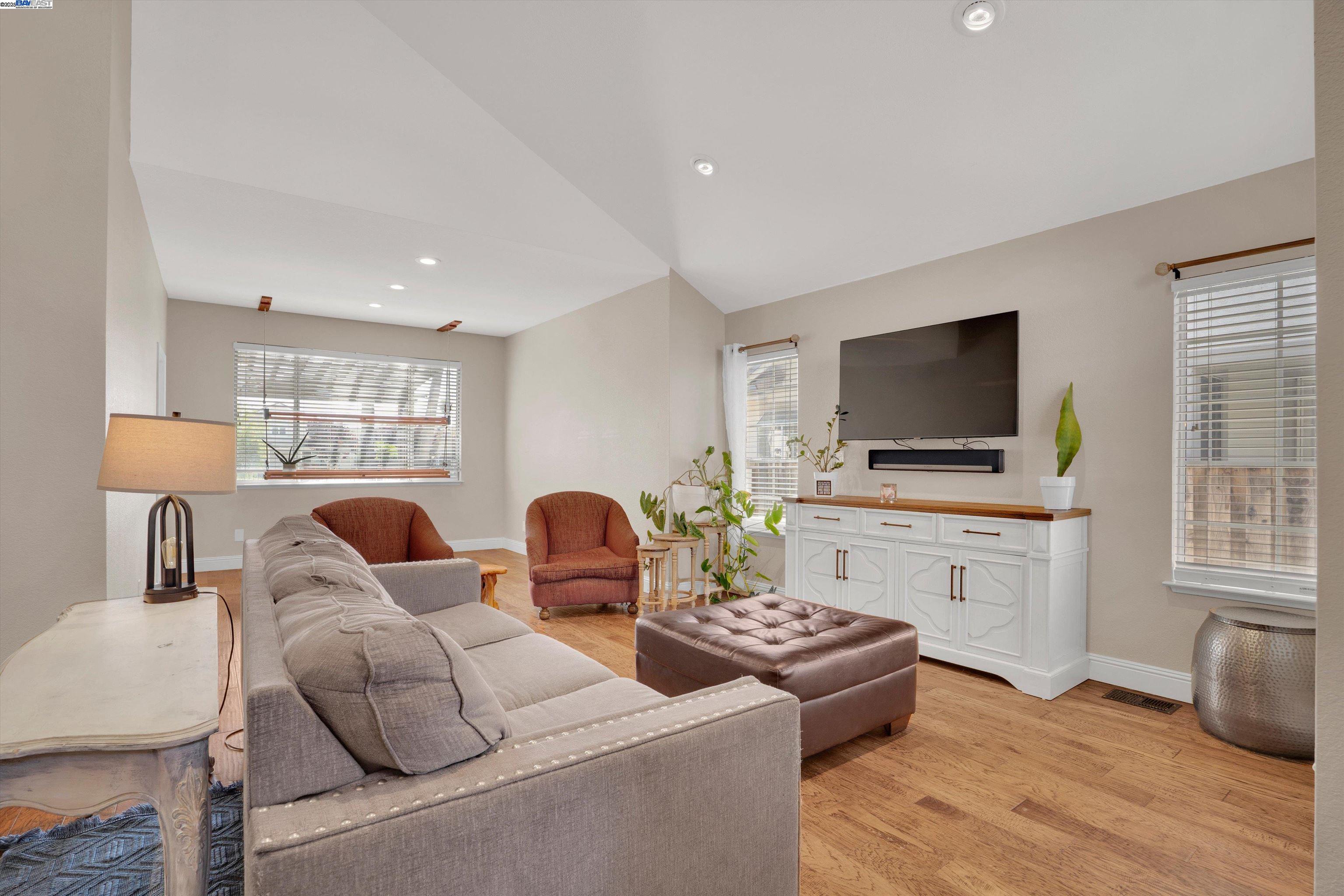 Detail Gallery Image 10 of 47 For 2227 Colonial Ct, Discovery Bay,  CA 94505 - 4 Beds | 3 Baths