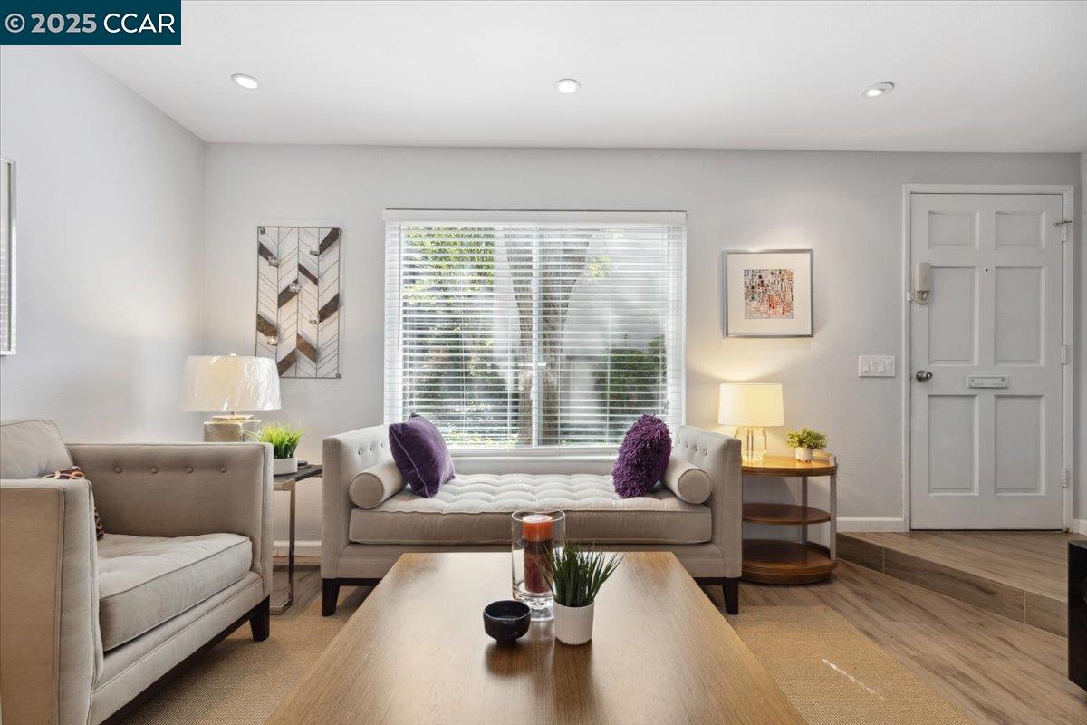Detail Gallery Image 2 of 32 For 1237 Pine Creek Way #B,  Concord,  CA 94520 - 2 Beds | 1/1 Baths