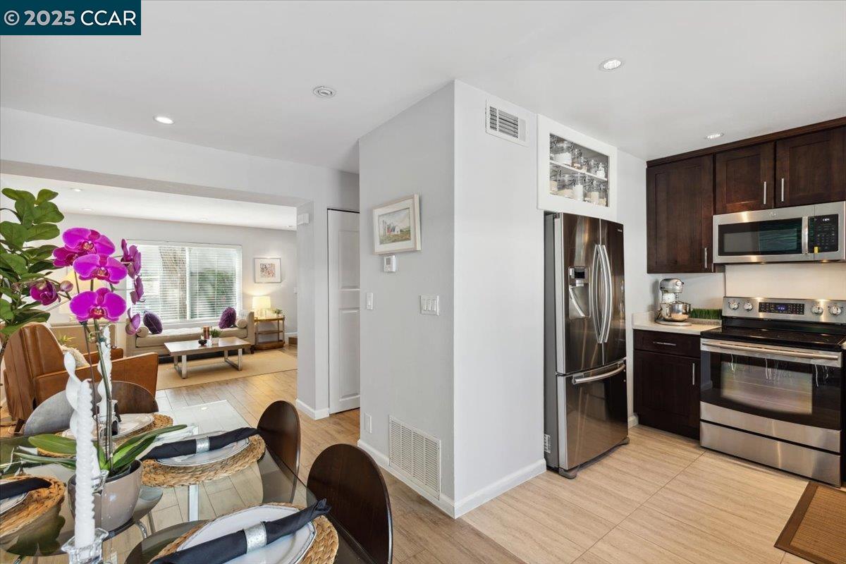 Detail Gallery Image 12 of 32 For 1237 Pine Creek Way #B,  Concord,  CA 94520 - 2 Beds | 1/1 Baths