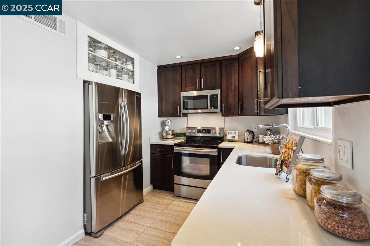 Detail Gallery Image 14 of 32 For 1237 Pine Creek Way #B,  Concord,  CA 94520 - 2 Beds | 1/1 Baths